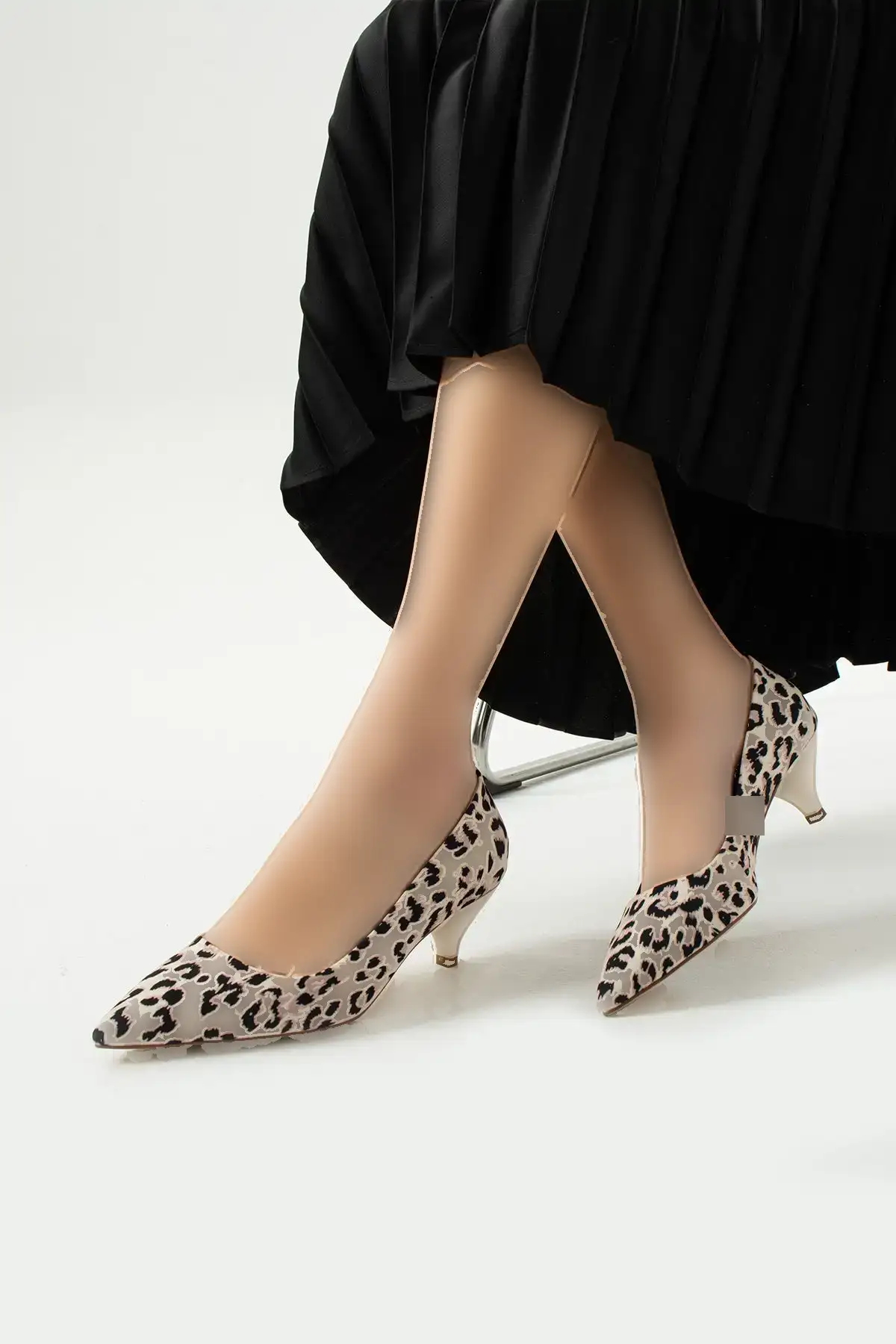 کفش اداری زنانه  پاشنهدار  ساتن با طرح پلنگی و نوک تیز، با ارتفاع ۵ سانتیمتر، راحت و شیک، مناسب برای استفاده روزانه،  و مناسبتهای ویژه - 4390 کفش اداری زنانه پاشنهدار ساتن با طرح پلنگی و نوک تیز، با ارتفاع ۵ سانتیمتر، راحت و شیک، مناسب برای استفاده روزانه، و مناسبتهای ویژه - 4390