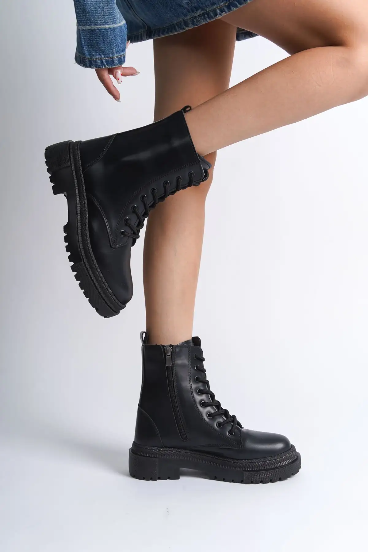 بوت و نیم بوت زنانه Fermuarlı و Bağcıklı Bot به فارسی به معنی "بوت با زیپ و بند" است. - 3451 بوت و نیم بوت زنانه Fermuarlı و Bağcıklı Bot به فارسی به معنی "بوت با زیپ و بند" است. - 3451