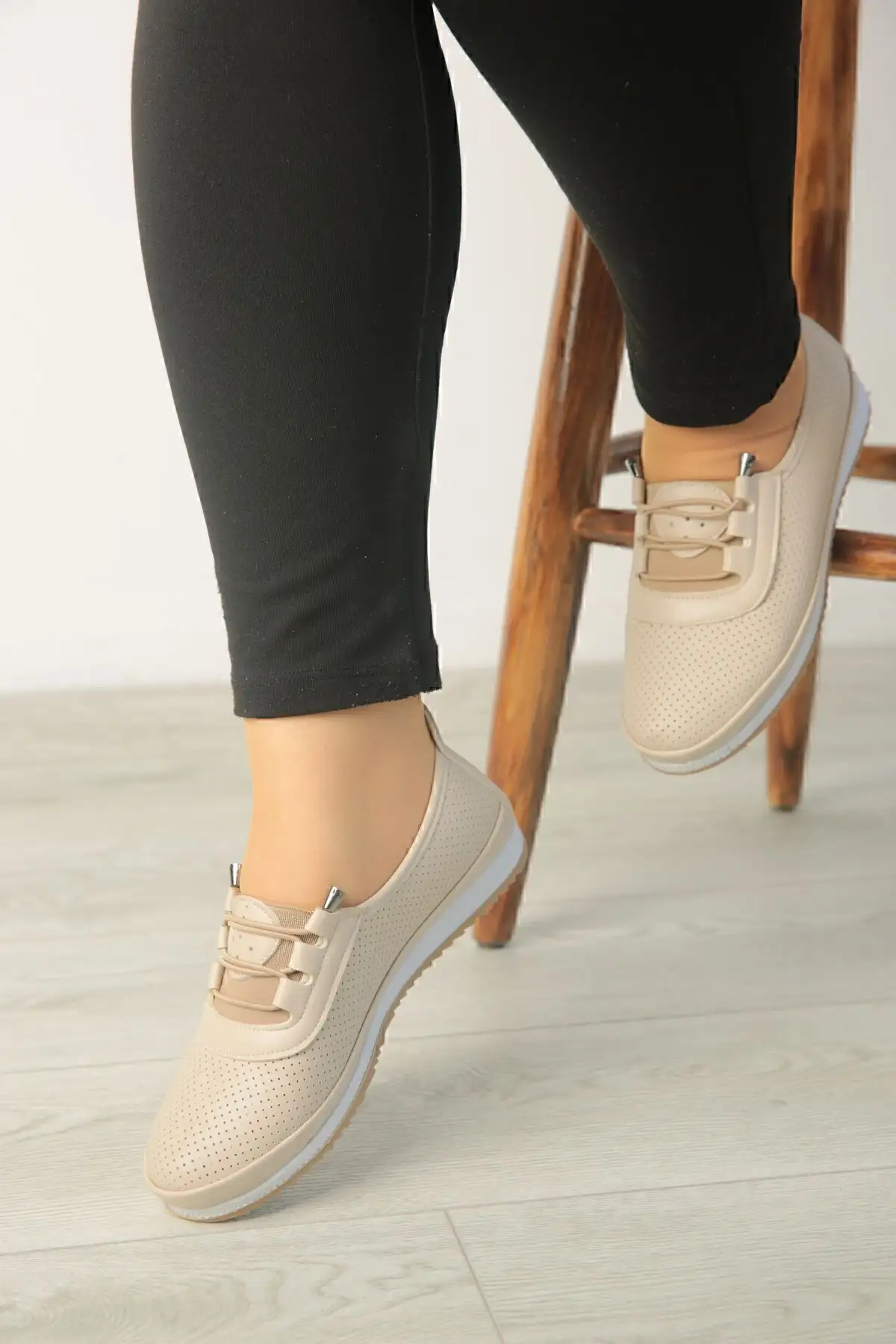 کفش زنانه  بالشتکی روزمره نرم راحت  با رویه چرمی و بندهای سوراخدار - 4053 کفش زنانه بالشتکی روزمره نرم راحت با رویه چرمی و بندهای سوراخدار - 4053