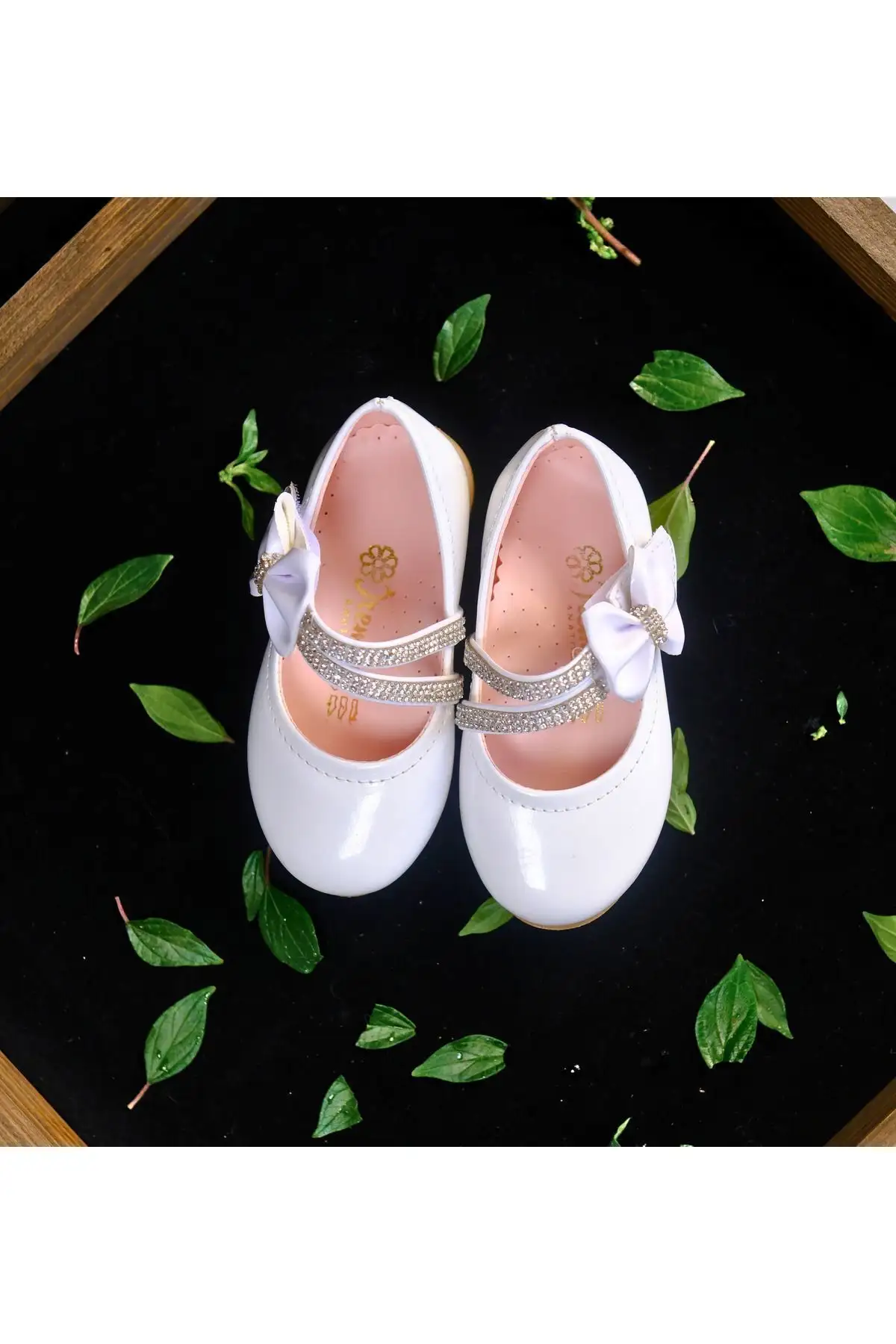 کفش بچگانه بافت  دخترانه با سنگهای سفید و سگک چسبی با نوک فرفری - 4411 کفش بچگانه بافت دخترانه با سنگهای سفید و سگک چسبی با نوک فرفری - 4411