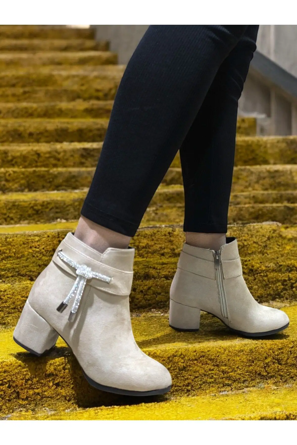 بوت و نیم بوت زنانه بوت و بوتی روزمره زنانه با جزئیات گرهای و سنگدار از جنس چرم مخملی (کِرِم سوئِت) WSB1114 - 3467 بوت و نیم بوت زنانه بوت و بوتی روزمره زنانه با جزئیات گرهای و سنگدار از جنس چرم مخملی (کِرِم سوئِت) WSB1114 - 3467