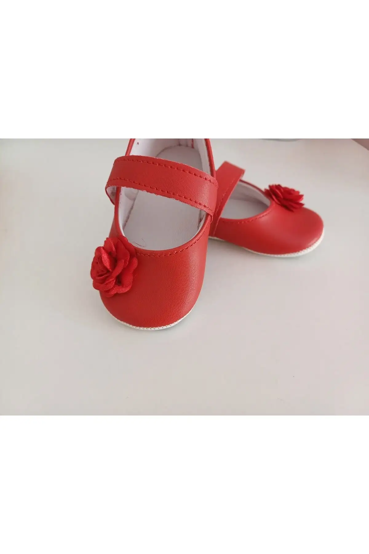 کفش نوزاد دختر پاپوش لاک زیردیده دخترانه با طرح گلهای قرمز - 3319 کفش نوزاد دختر پاپوش لاک زیردیده دخترانه با طرح گلهای قرمز - 3319