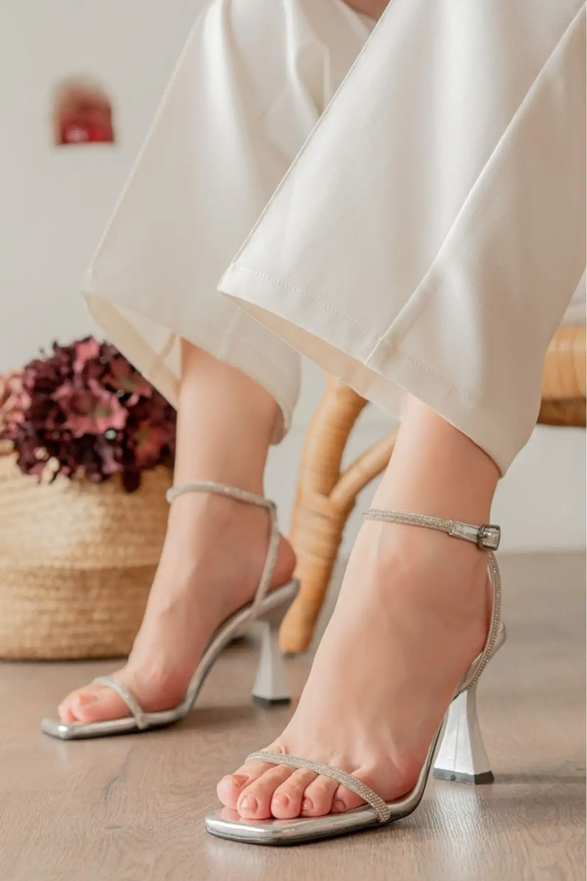 کفش پاشنه بلند زنانه کفش پاشنهدار زنانه با بند تک و سنگدار - 3689 کفش پاشنه بلند زنانه کفش پاشنهدار زنانه با بند تک و سنگدار - 3689