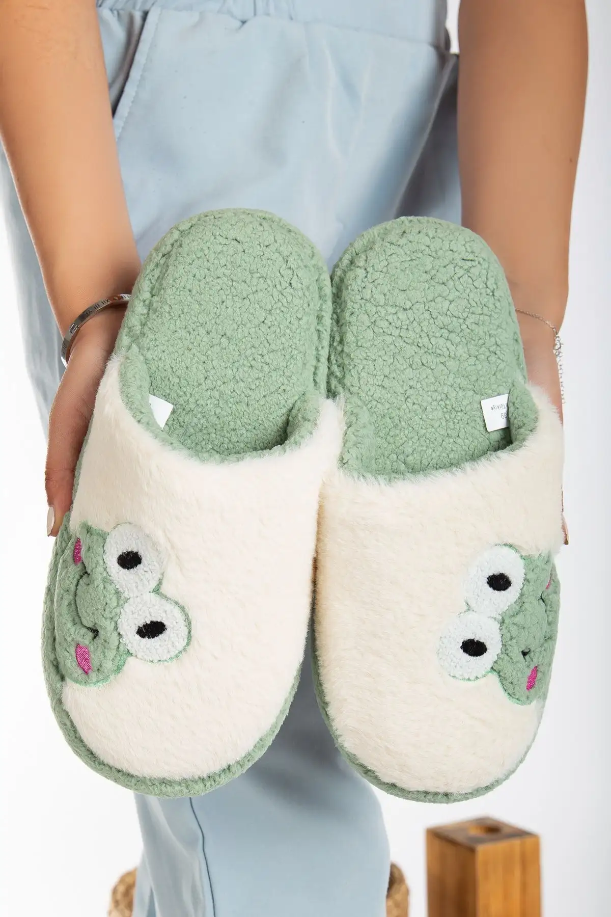 کفش راحتی خانه دمپایی خانگی پشمی با طرح قورباغه و زیره بیصدا - 3981 کفش راحتی خانه دمپایی خانگی پشمی با طرح قورباغه و زیره بیصدا - 3981