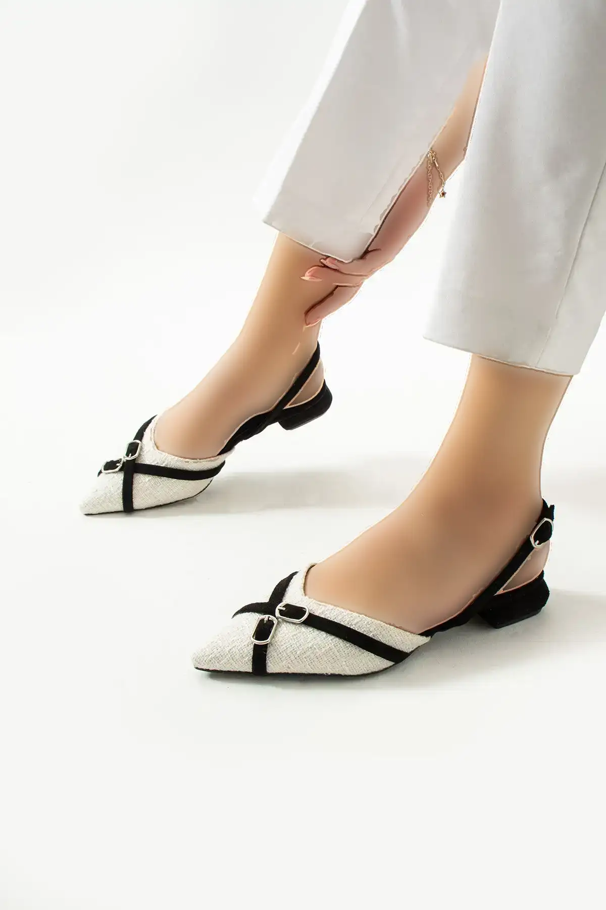 کفش تخت زنانه نماد شیک بودن:  پاشنهدار  مشکی و سفید با نوک تیز - 4538 کفش تخت زنانه نماد شیک بودن: پاشنهدار مشکی و سفید با نوک تیز - 4538