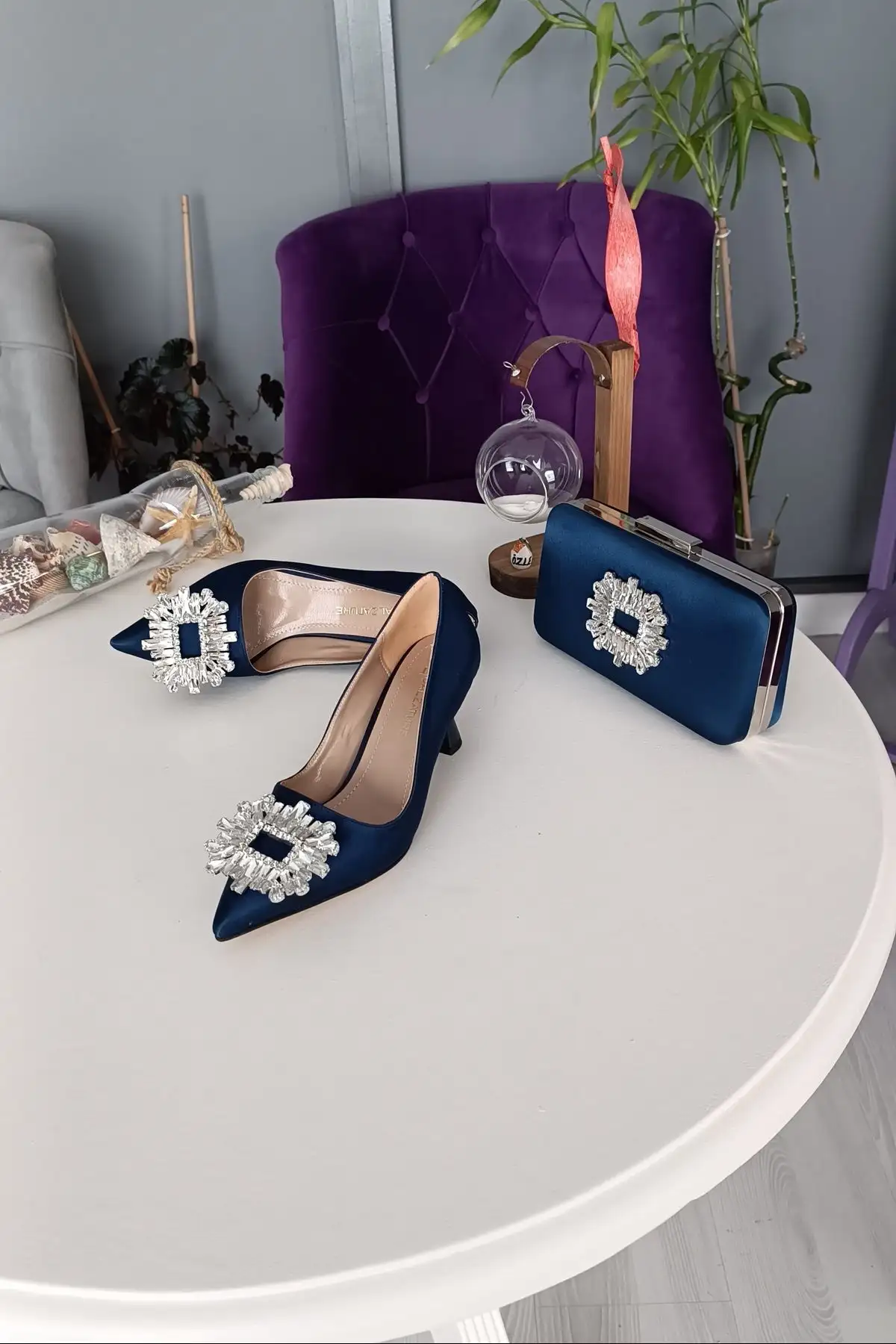 کفش اداری زنانه کیف کادو ست ساتن سرمهای با پاشنه ۷ سانتیمتر زنانه استیلتیو با سنگ قیمتی رومی - 3559 کفش اداری زنانه کیف کادو ست ساتن سرمهای با پاشنه ۷ سانتیمتر زنانه استیلتیو با سنگ قیمتی رومی - 3559