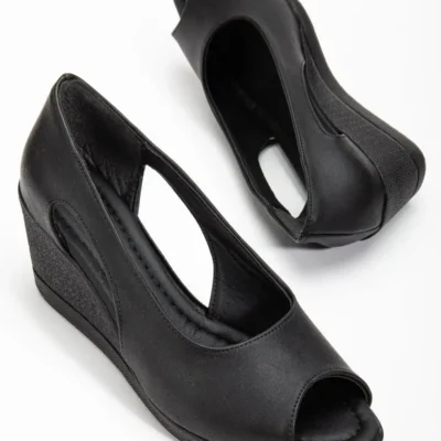 کفش پاشنه‌ بلند زنانه پاشنه دار مشکی سینه باز با پنجره و کفی ارتوپدیک از جنس چرم مصنوعی - 4320