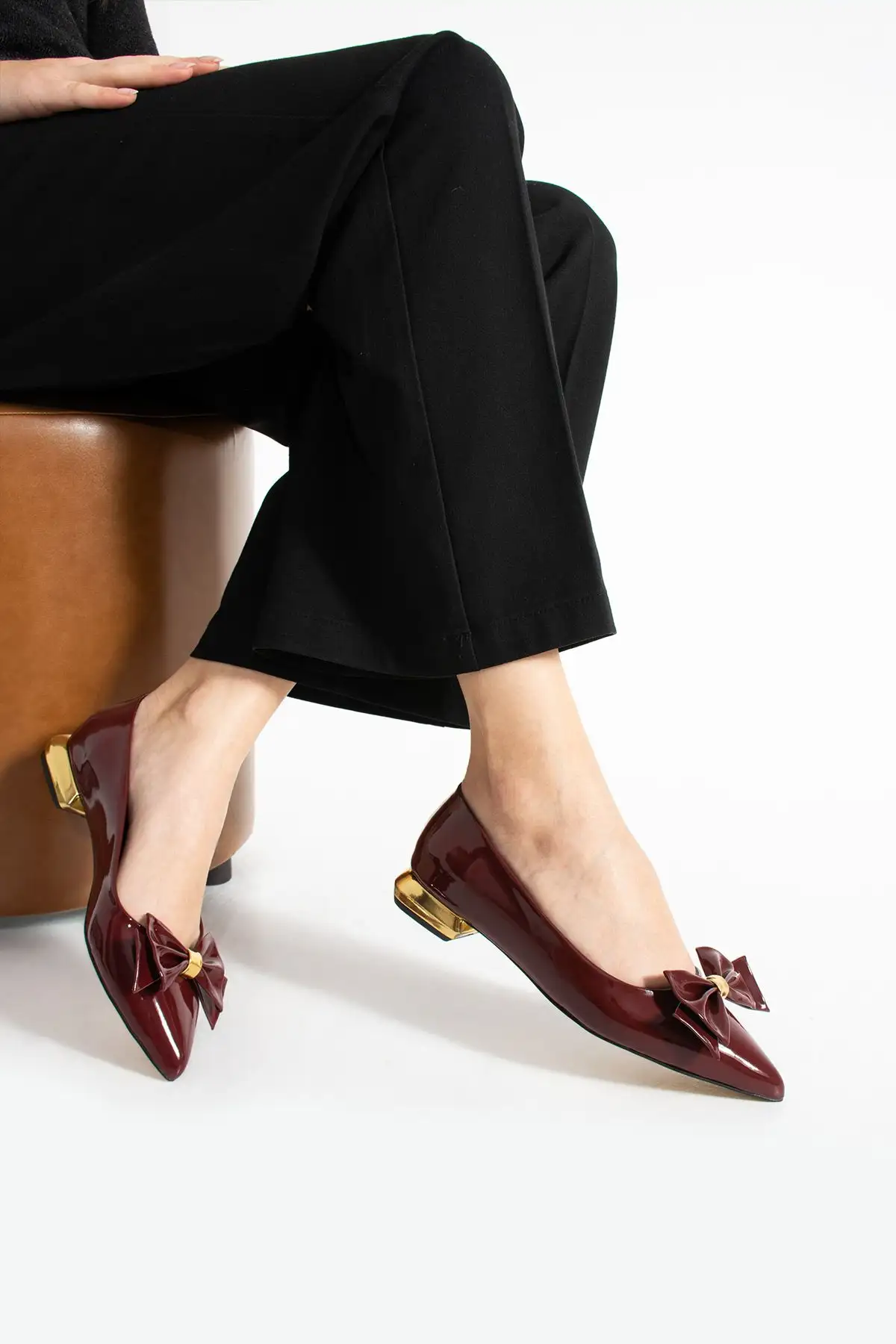 کفش اداری زنانه  بابل چرم مصنوعی بوردو – با تزئینات گوجهای و جزئیات طلایی، دارای کفی ارگونومیک برای شیک پوشی روزمره و محیط  - 4241 کفش اداری زنانه بابل چرم مصنوعی بوردو – با تزئینات گوجهای و جزئیات طلایی، دارای کفی ارگونومیک برای شیک پوشی روزمره و محیط - 4241