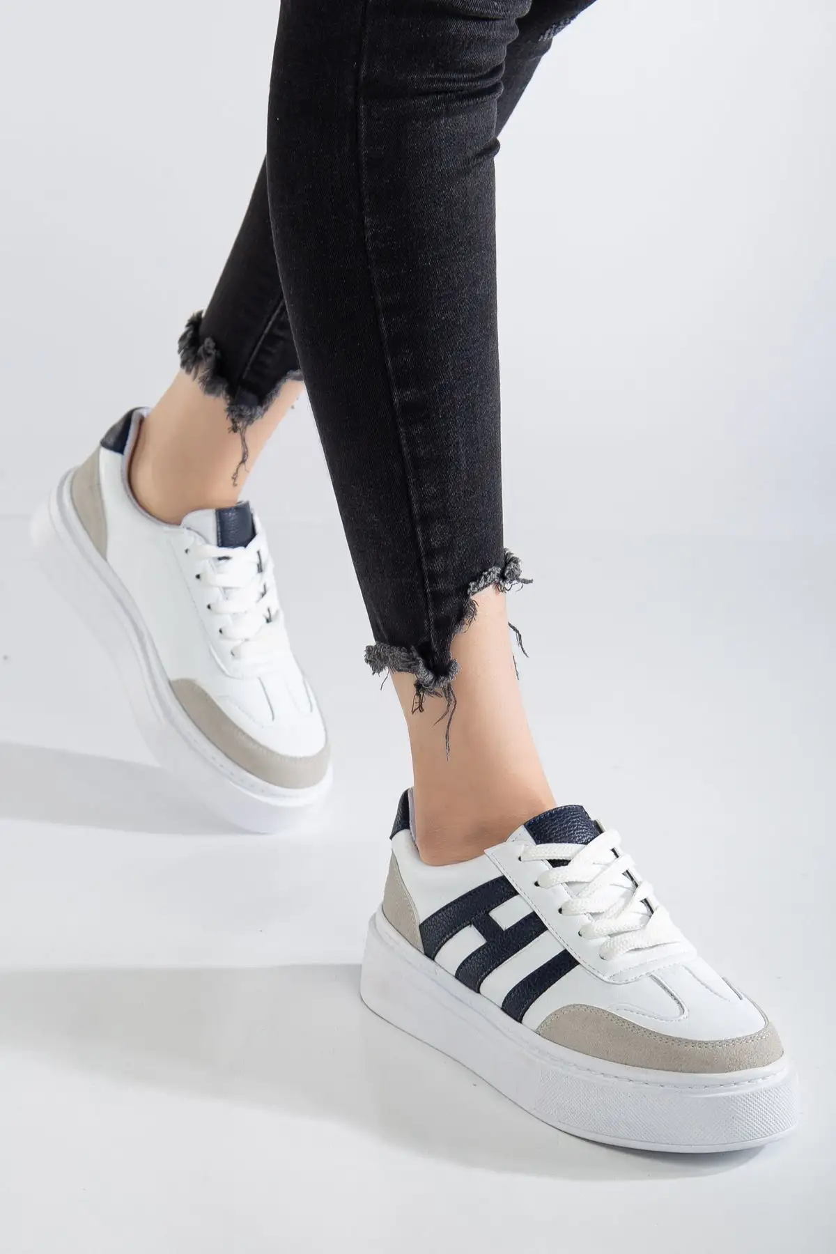 کفش زنانه  ورزشی  سفيد با ضمانت روزمره، با طراحی سبک و اورتودنیک، با زیره پلی (پلیاورتان) نرم و دوخت شده. - 4044 کفش زنانه ورزشی سفيد با ضمانت روزمره، با طراحی سبک و اورتودنیک، با زیره پلی (پلیاورتان) نرم و دوخت شده. - 4044