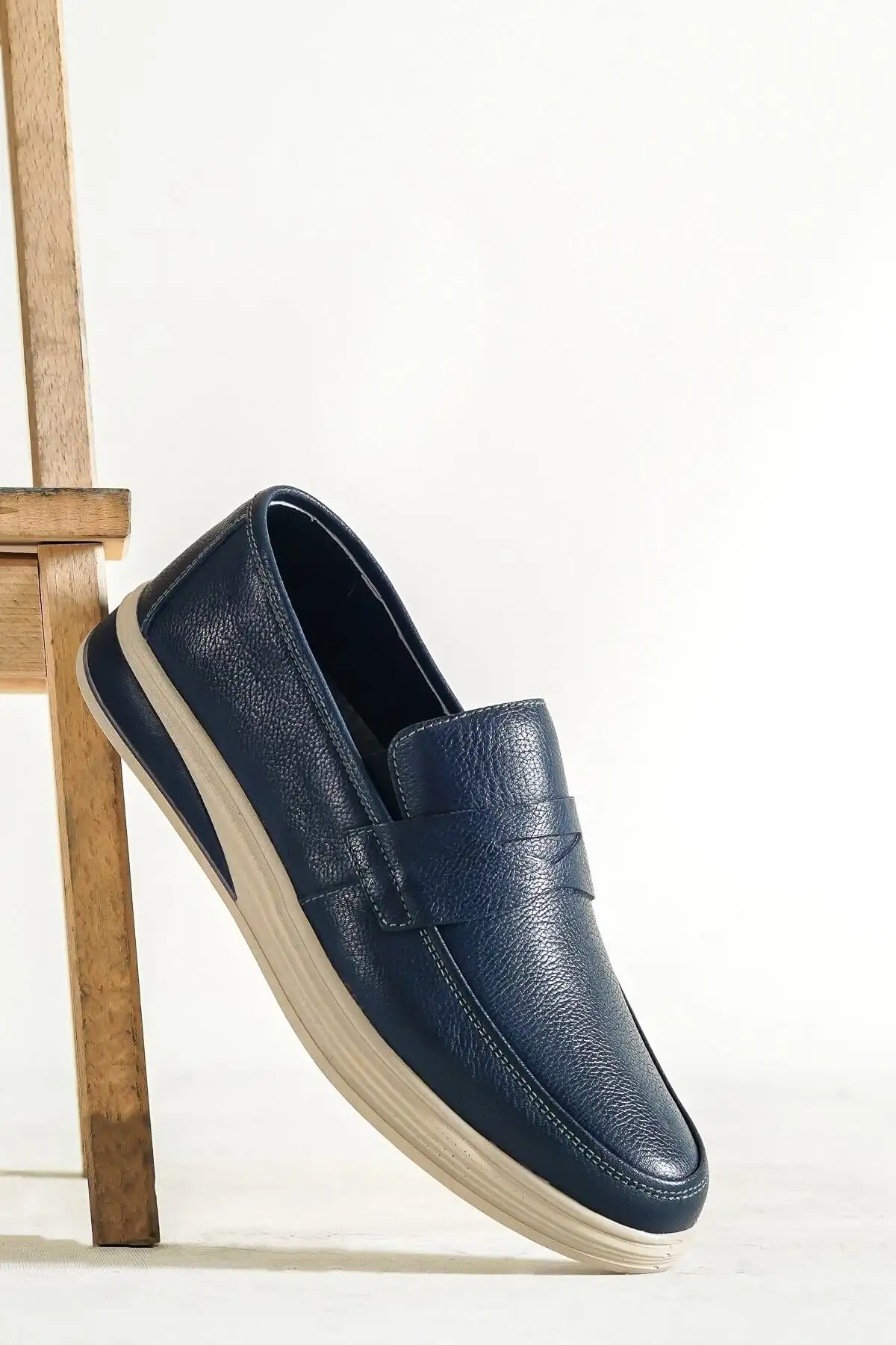 کفش روزمره مردانه  کج  چرمی آبی تیره اصل MRD7-0710 - 4659 کفش روزمره مردانه کج چرمی آبی تیره اصل MRD7-0710 - 4659