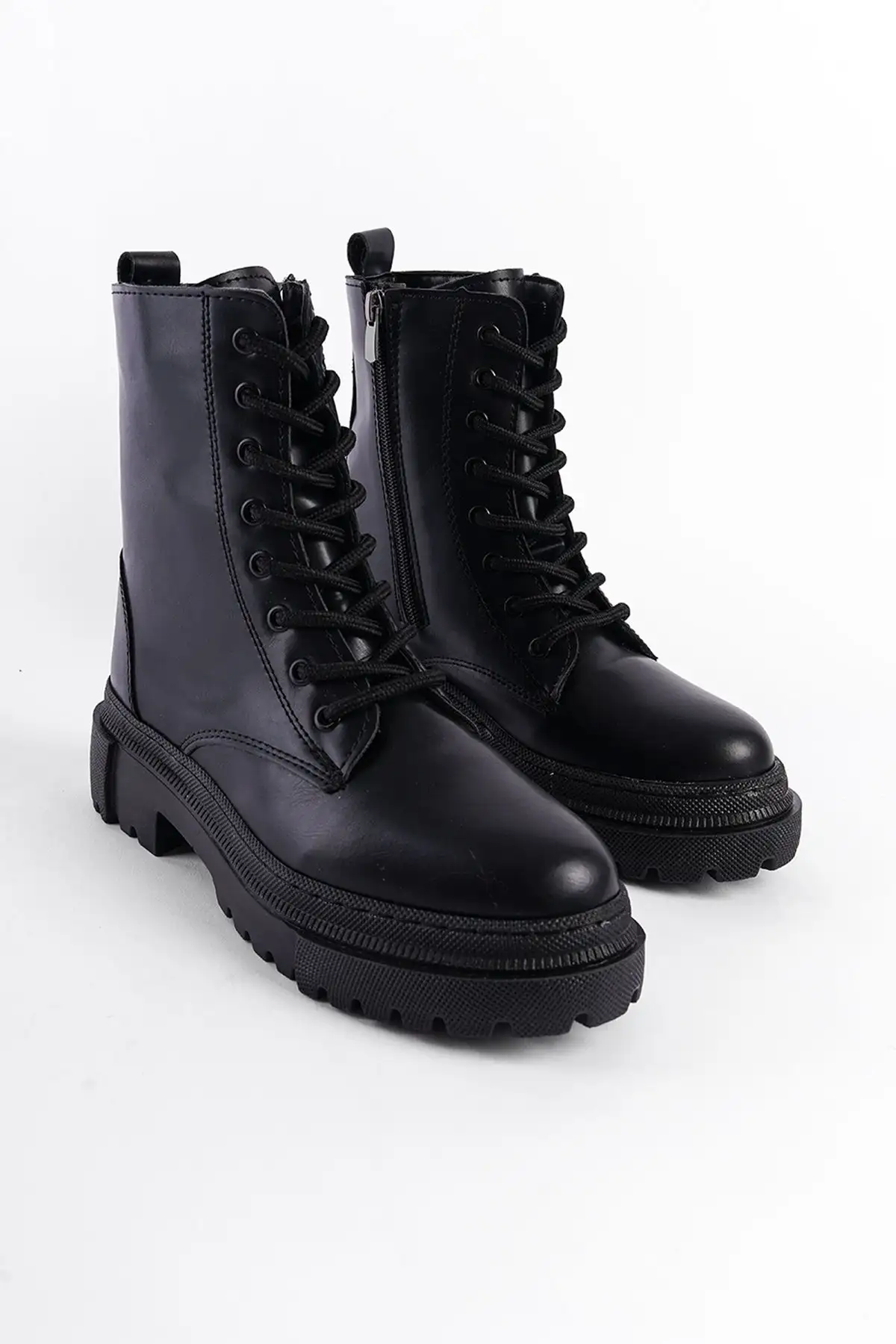 بوت و نیم بوت زنانه Fermuarlı و Bağcıklı Bot به فارسی به معنی "بوت با زیپ و بند" است. - 3451 بوت و نیم بوت زنانه Fermuarlı و Bağcıklı Bot به فارسی به معنی "بوت با زیپ و بند" است. - 3451