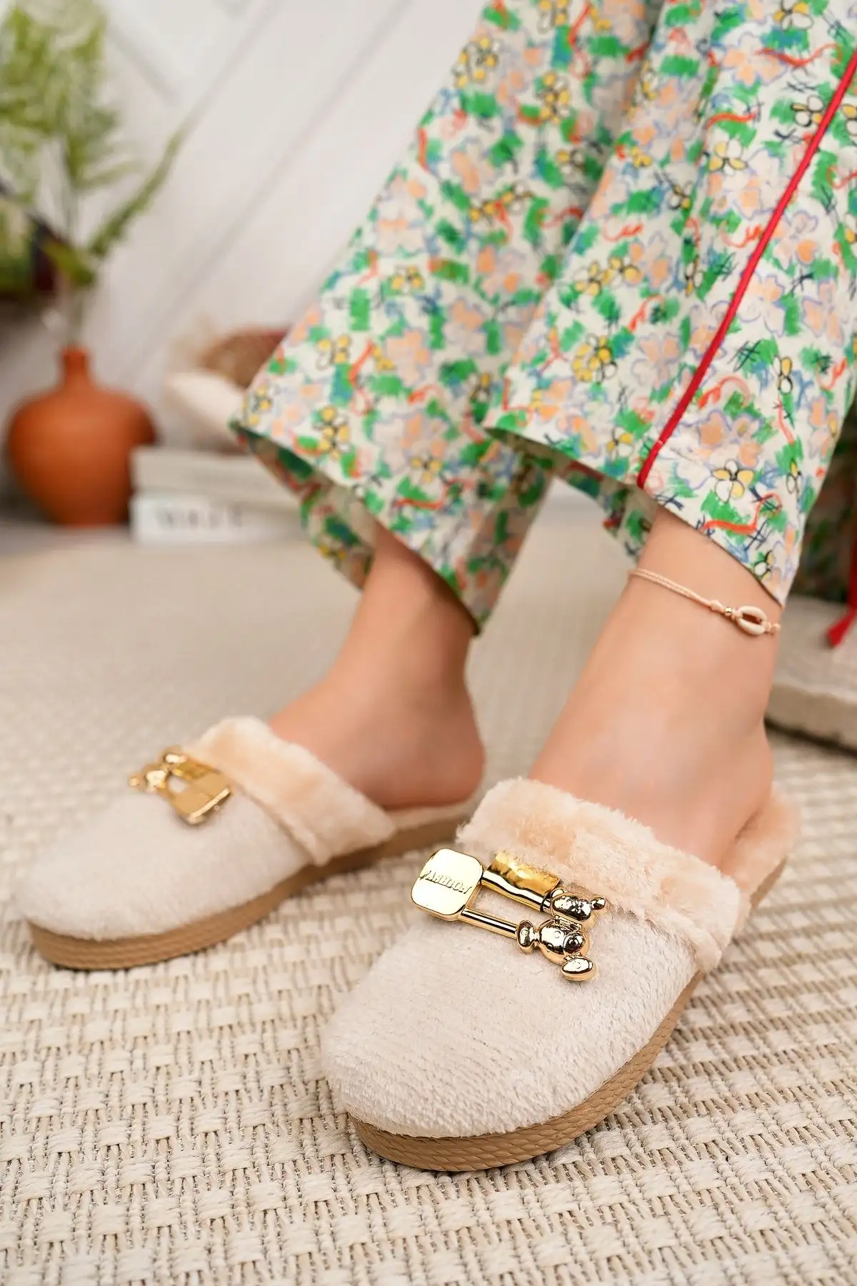 کفش راحتی خانه  ای زمستانی زنانه به رنگ بژ، با پشمش و از جنس پلوش، مناسب مهمان و برای جهیزیه عروس - 3961 کفش راحتی خانه ای زمستانی زنانه به رنگ بژ، با پشمش و از جنس پلوش، مناسب مهمان و برای جهیزیه عروس - 3961