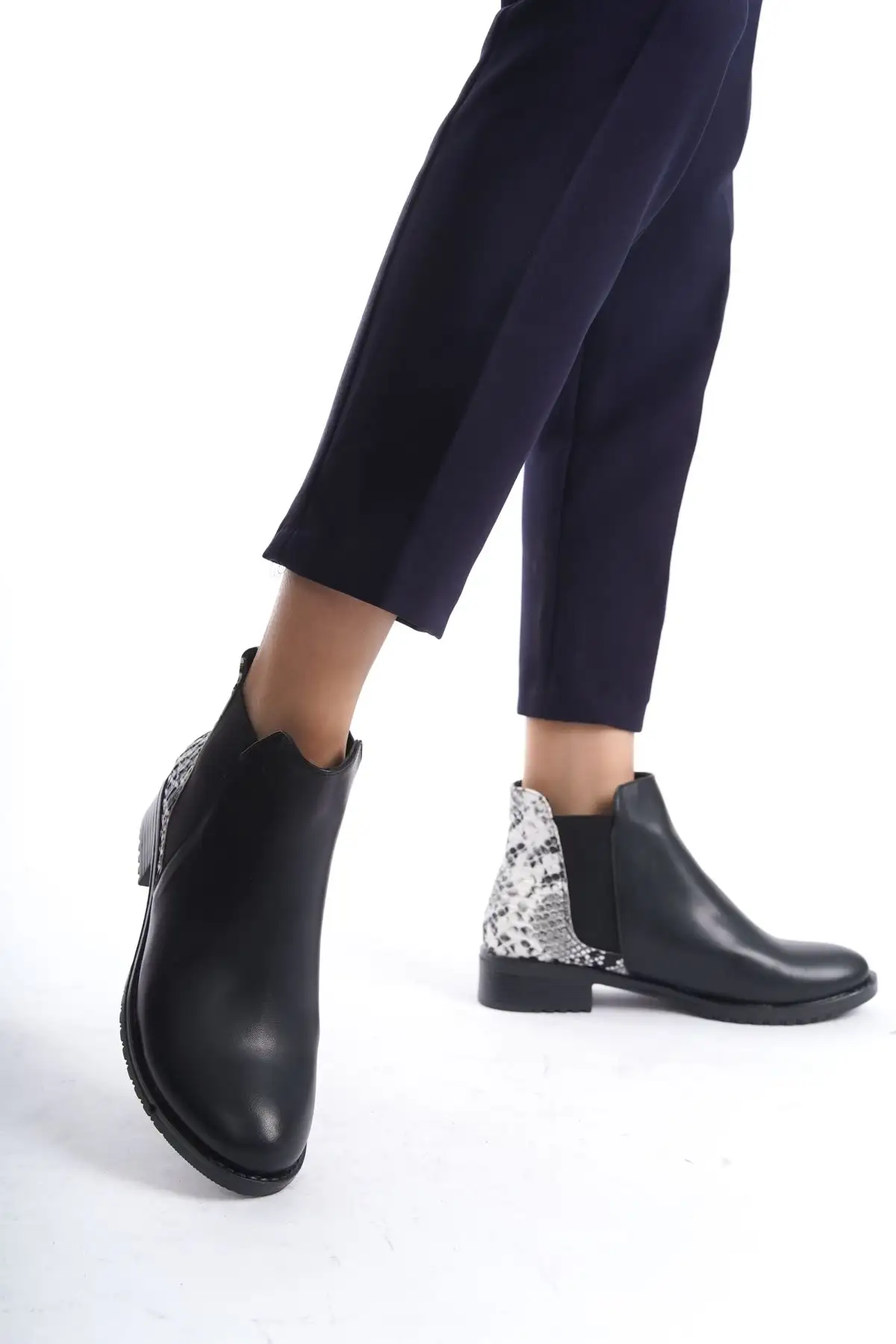 بوت و نیم بوت زنانه چکمه  مار سیاه BG1001-116-0005 - 4989 بوت و نیم بوت زنانه چکمه مار سیاه BG1001-116-0005 - 4989