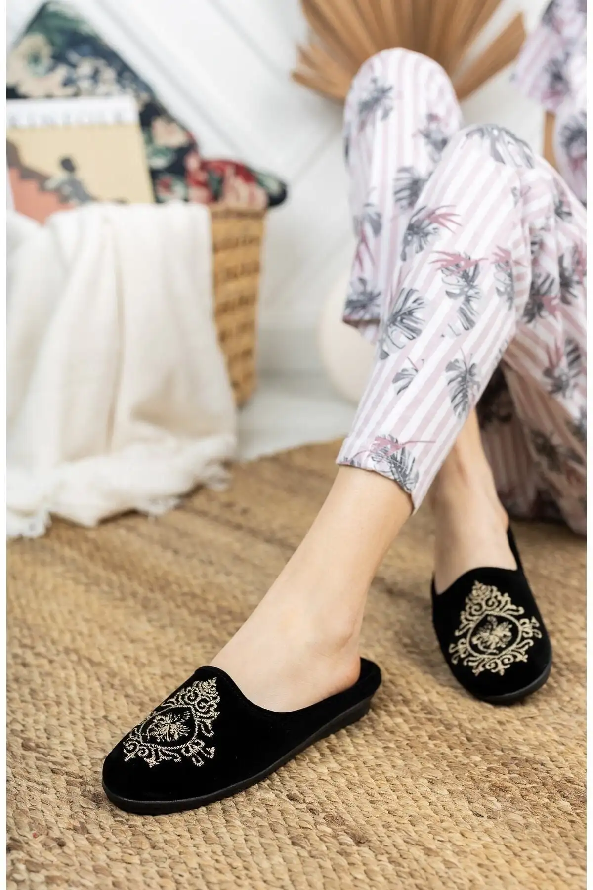 کفش راحتی خانه دمپایی زنانه چینی سیاه، دمپایی زمستانی راحت و نرم برای داخل ، با طرح گلدوزی، دمپایی مهمان و برای جهیزیه. - 3989 کفش راحتی خانه دمپایی زنانه چینی سیاه، دمپایی زمستانی راحت و نرم برای داخل ، با طرح گلدوزی، دمپایی مهمان و برای جهیزیه. - 3989