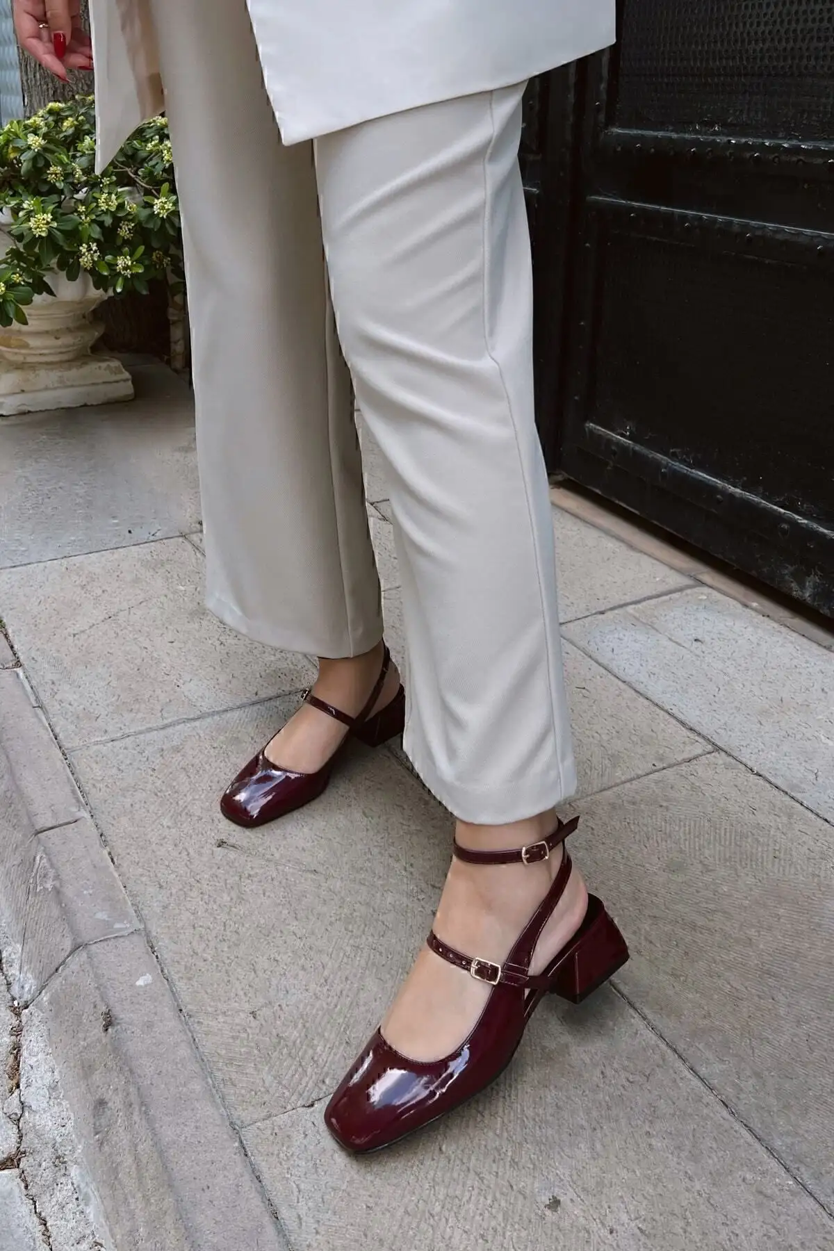 کفش زنانه  پاشنه کوتاه  ی ماری جین بوردو رنگ، با پشت باز و نوک مربع و بند دار، رنگ گیلاسی - 4057 کفش زنانه پاشنه کوتاه ی ماری جین بوردو رنگ، با پشت باز و نوک مربع و بند دار، رنگ گیلاسی - 4057