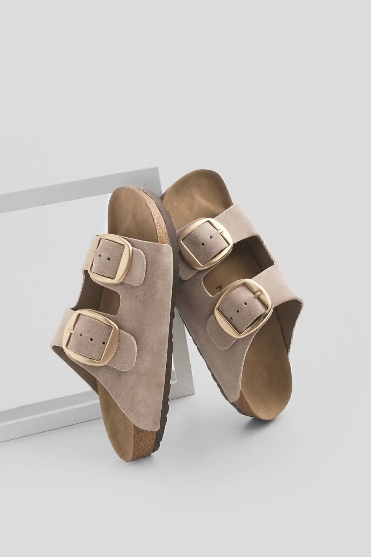 کفش راحتی خانه ترجمه محصول به فارسی:"صندل روزمره زنانه از چرم طبیعی با دو بند و کفی eva رنگ بژ" - 3884 کفش راحتی خانه ترجمه محصول به فارسی: "صندل روزمره زنانه از چرم طبیعی با دو بند و کفی eva رنگ بژ" - 3884