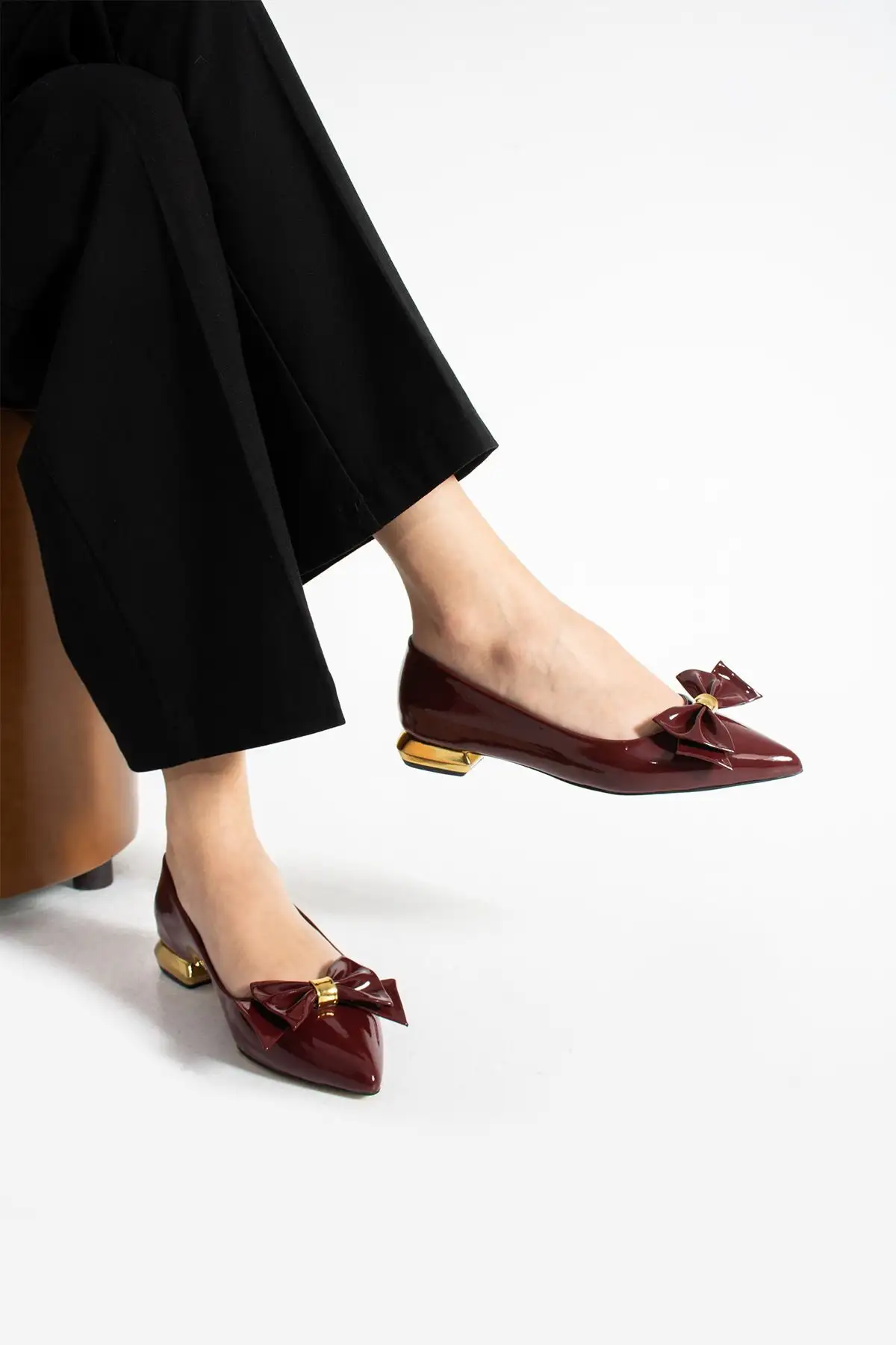 کفش اداری زنانه  بابل چرم مصنوعی بوردو – با تزئینات گوجهای و جزئیات طلایی، دارای کفی ارگونومیک برای شیک پوشی روزمره و محیط  - 4241 کفش اداری زنانه بابل چرم مصنوعی بوردو – با تزئینات گوجهای و جزئیات طلایی، دارای کفی ارگونومیک برای شیک پوشی روزمره و محیط - 4241