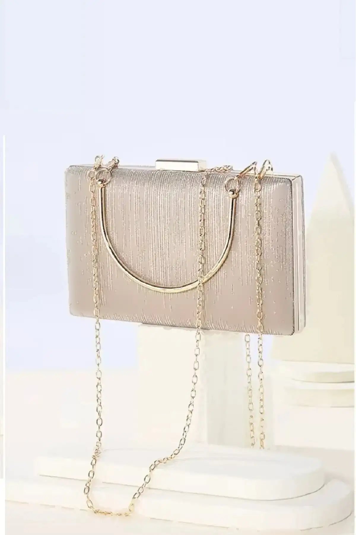 کفش پاشنه بلند زنانه محصولات به فارسی به شرح زیر هستند:1.  دار طلایی سنگدار فاملس
2. ست کیف براق و ترکیبی برای مراسم و روزهای عادی - 4296 کفش پاشنه بلند زنانه محصولات به فارسی به شرح زیر هستند: 1. دار طلایی سنگدار فاملس 2. ست کیف براق و ترکیبی برای مراسم و روزهای عادی - 4296