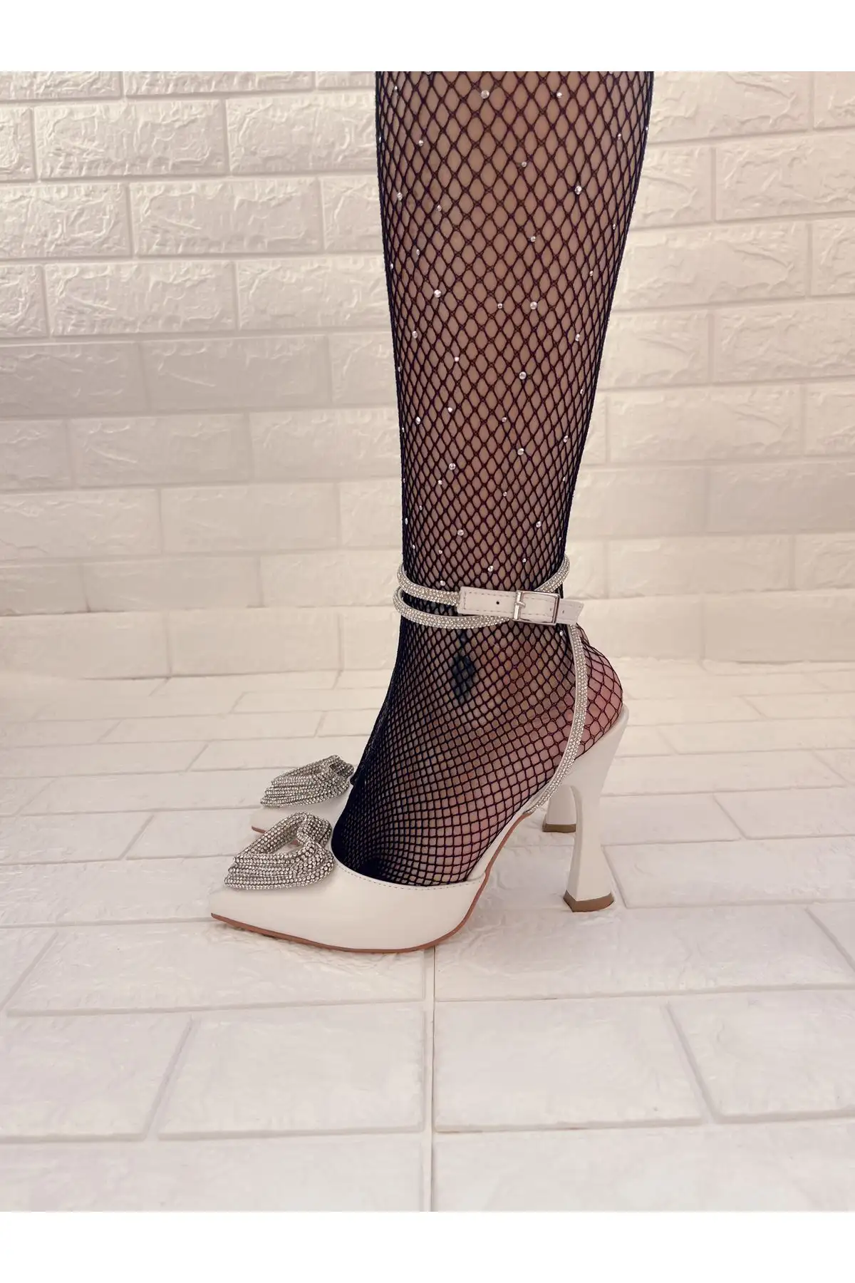 کفش پاشنه بلند زنانه  دار قلبی با رویه سفید چرم و سنگهای کریستالی - 4350 کفش پاشنه بلند زنانه دار قلبی با رویه سفید چرم و سنگهای کریستالی - 4350