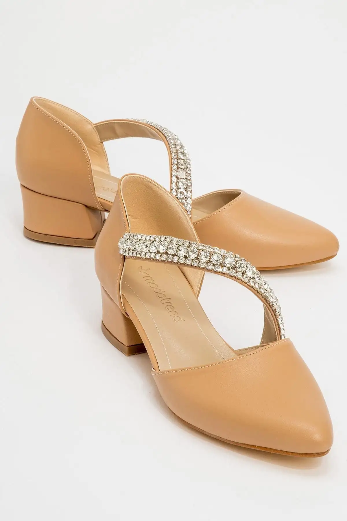 کفش تخت زنانه روزمره پاشنه‌دار سنگ‌دار به رنگ نود کمرنگ - 5337