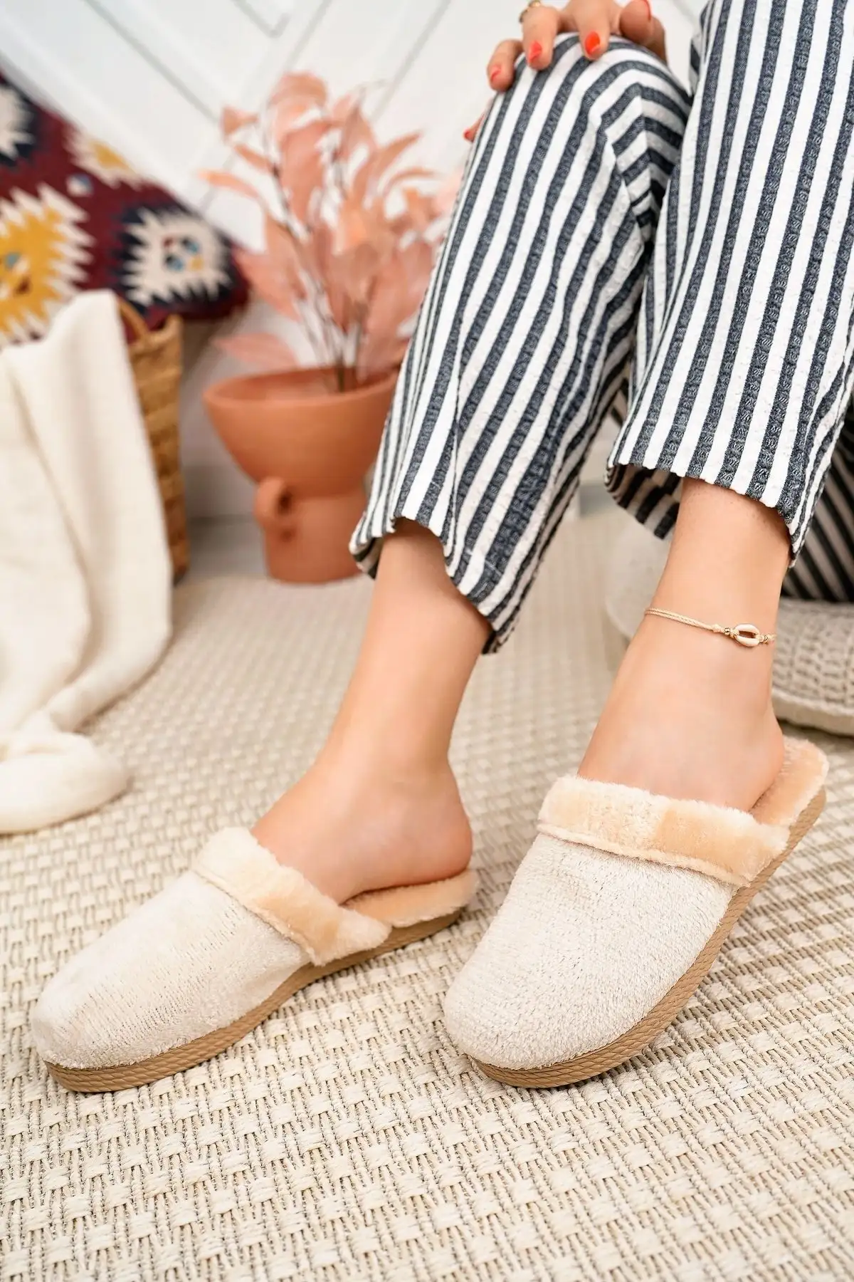 کفش راحتی خانه دمپایی خانگی زمستانی بژ پشمی زنانه، دمپایی مهمان، ترمه عروسی - 3982