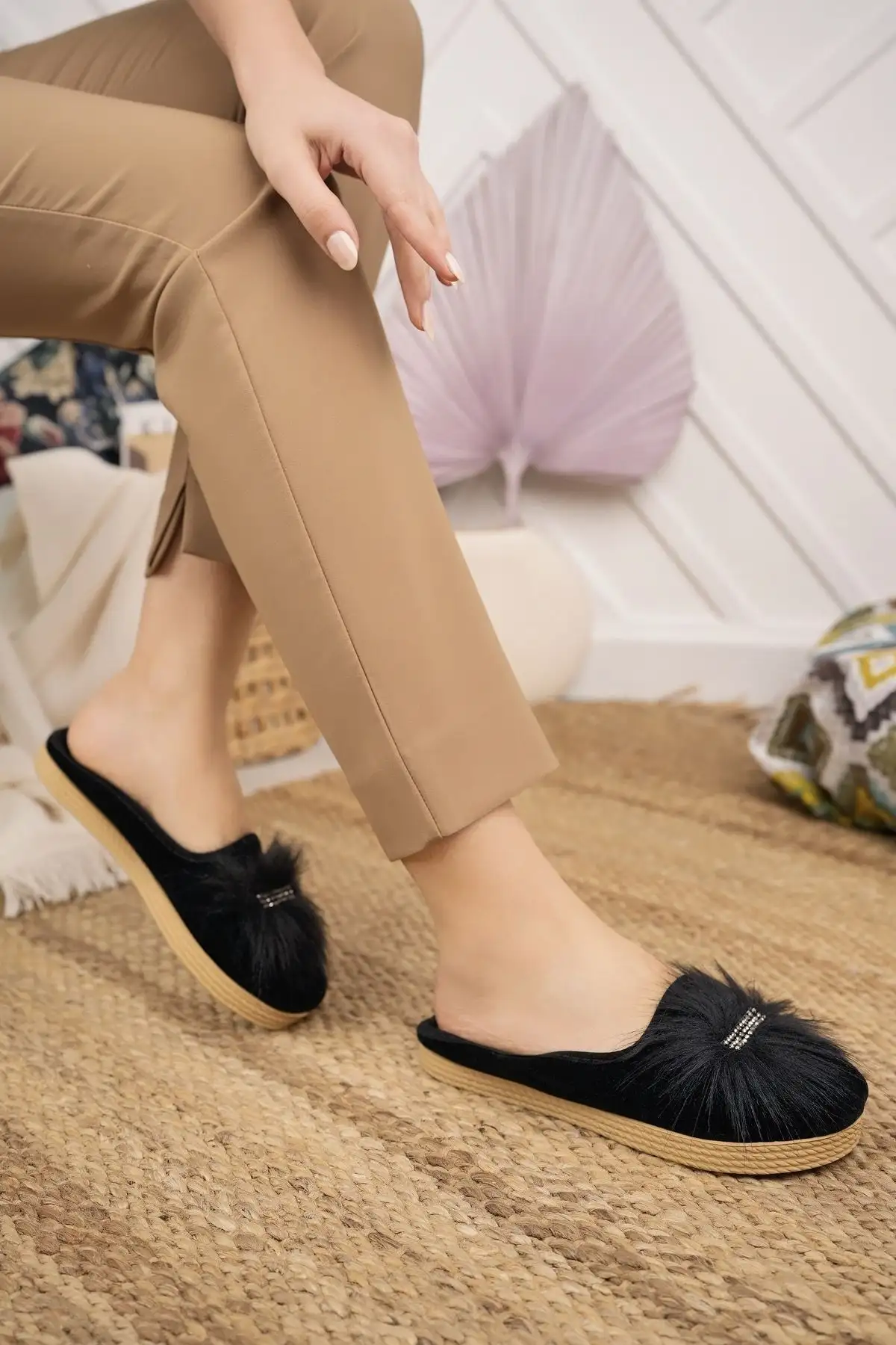 کفش راحتی خانه دمپایی خانگی زنانه مشکی پشمالو، زمستانی، نرم و راحت با نگین، مناسب برای میهمانها و جهیزیه. - 3964 کفش راحتی خانه دمپایی خانگی زنانه مشکی پشمالو، زمستانی، نرم و راحت با نگین، مناسب برای میهمانها و جهیزیه. - 3964