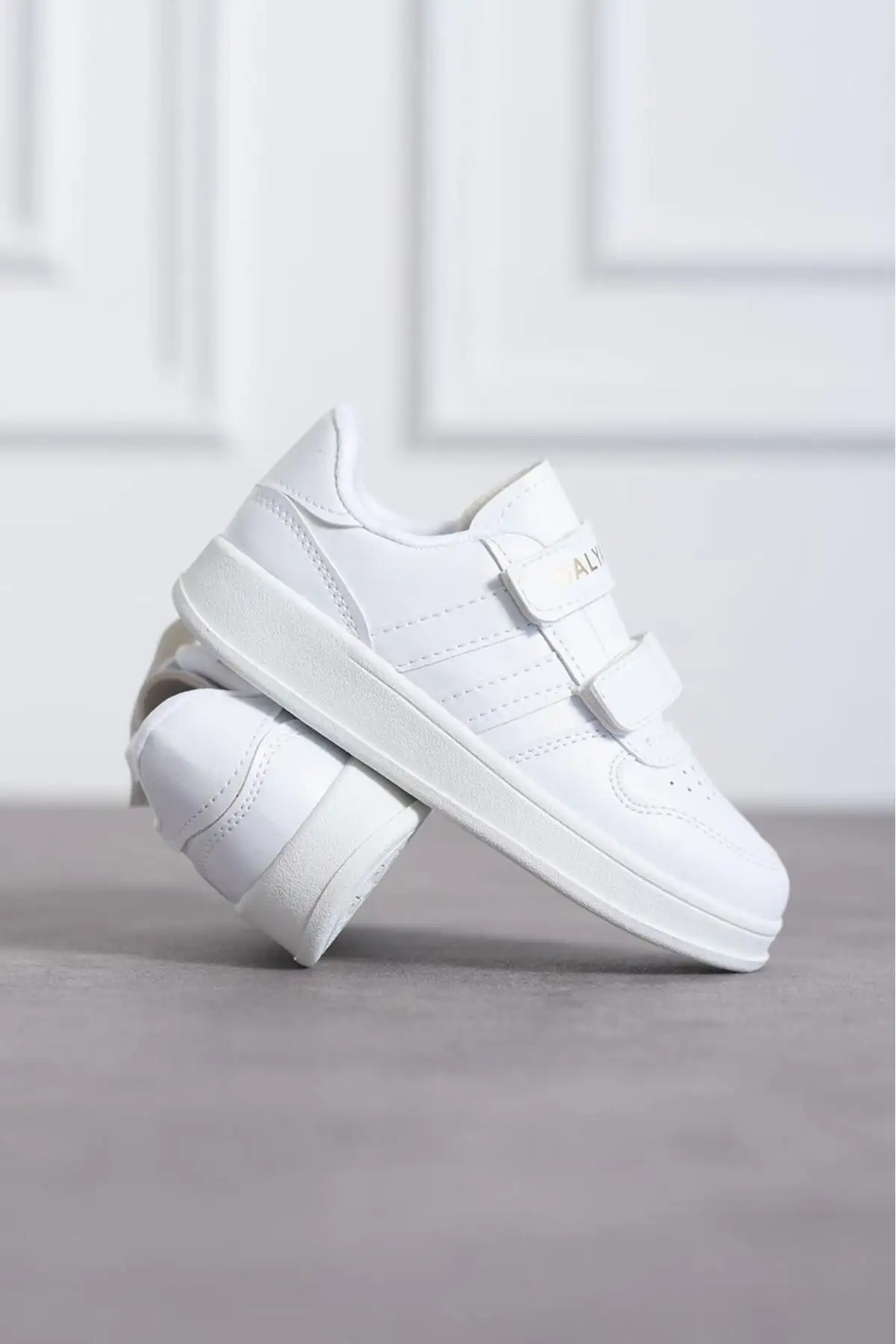 کفش بچگانه کفش ورزشی سفید بچگانه با چسبی - 3614 کفش بچگانه کفش ورزشی سفید بچگانه با چسبی - 3614