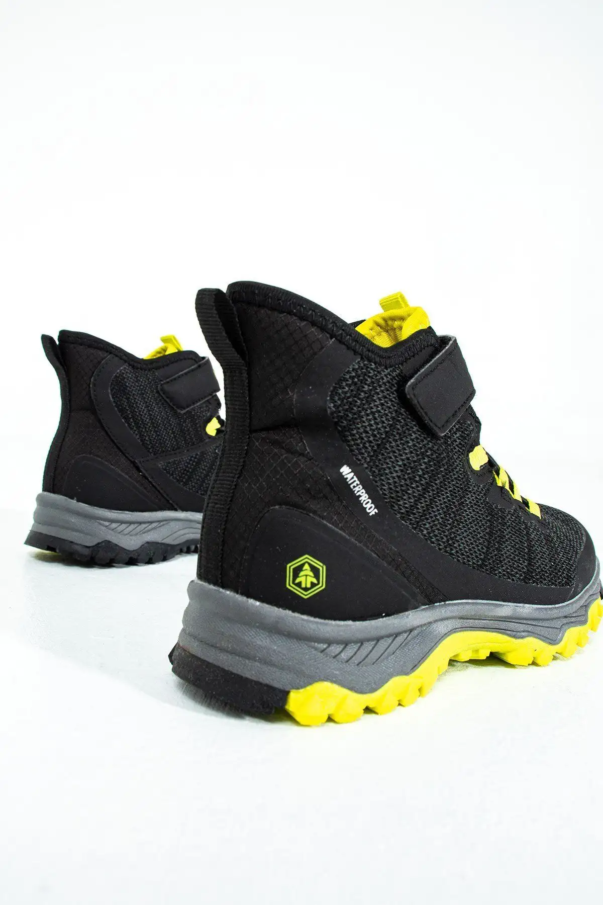بوت بچگانه یقه‌ی سیاه و زرد ضدآب تگا برای پسران در فضای باز - 4915