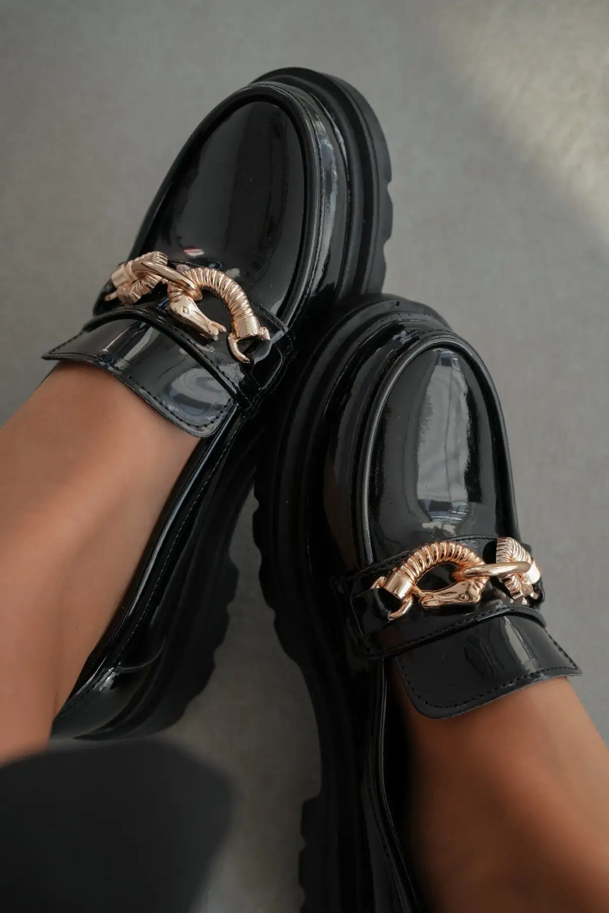 کفش تخت زنانه لوفر زنانه با پاشنه کوتاه و تزئینات لومی گلد - مشکی براق - 3241 کفش تخت زنانه لوفر زنانه با پاشنه کوتاه و تزئینات لومی گلد - مشکی براق - 3241