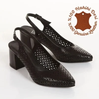 کفش پاشنه‌ بلند زنانه دار کلاسیک مشکی از چرم اصل، با پاشنه ضخیم و نوک تیز، و طراحی لیزری در قسمت پشت باز. - 4327