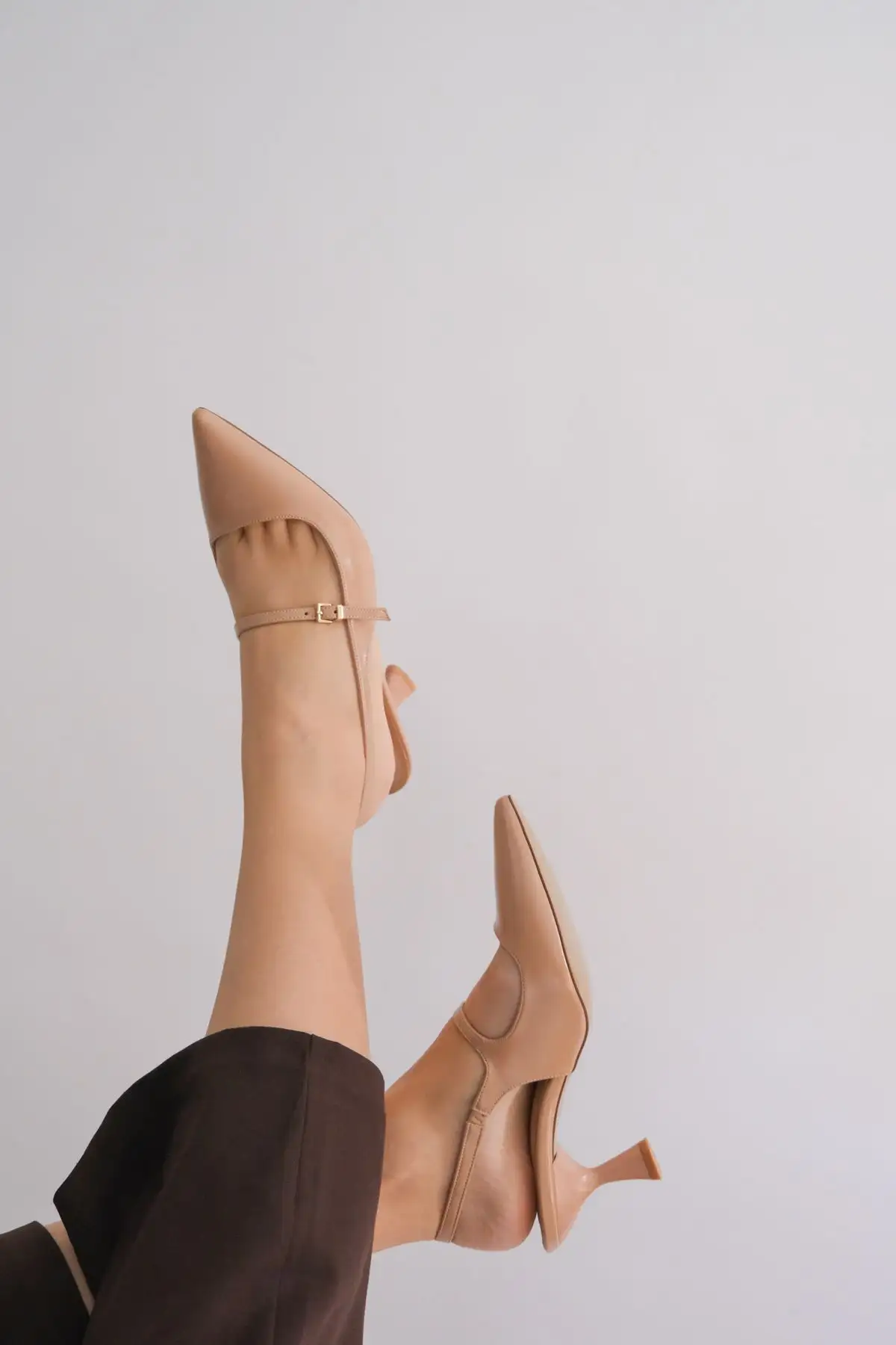 کفش پاشنه بلند زنانه  دار باز پشت بنددار تککمربند اکسل بژ - 4345 کفش پاشنه بلند زنانه دار باز پشت بنددار تککمربند اکسل بژ - 4345