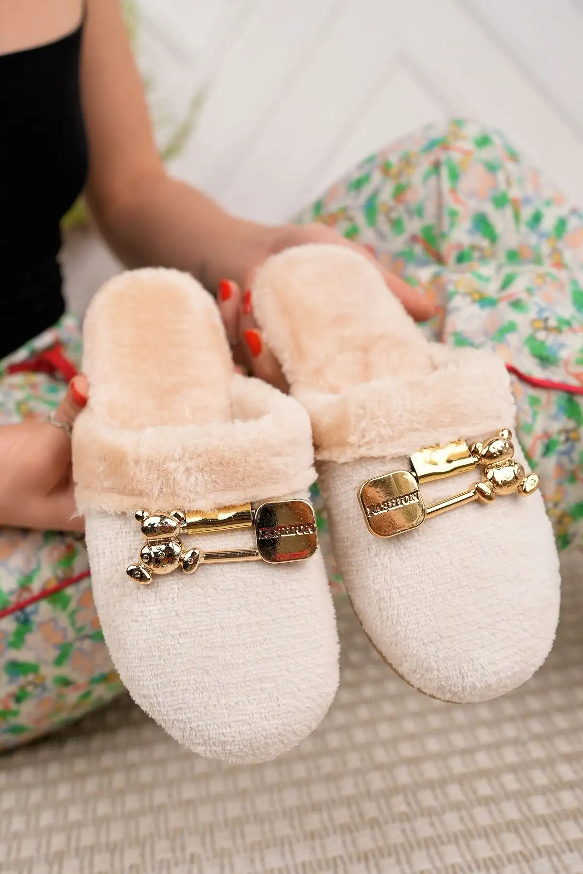 کفش راحتی خانه  ای زمستانی زنانه به رنگ بژ، با پشمش و از جنس پلوش، مناسب مهمان و برای جهیزیه عروس - 3961 کفش راحتی خانه ای زمستانی زنانه به رنگ بژ، با پشمش و از جنس پلوش، مناسب مهمان و برای جهیزیه عروس - 3961