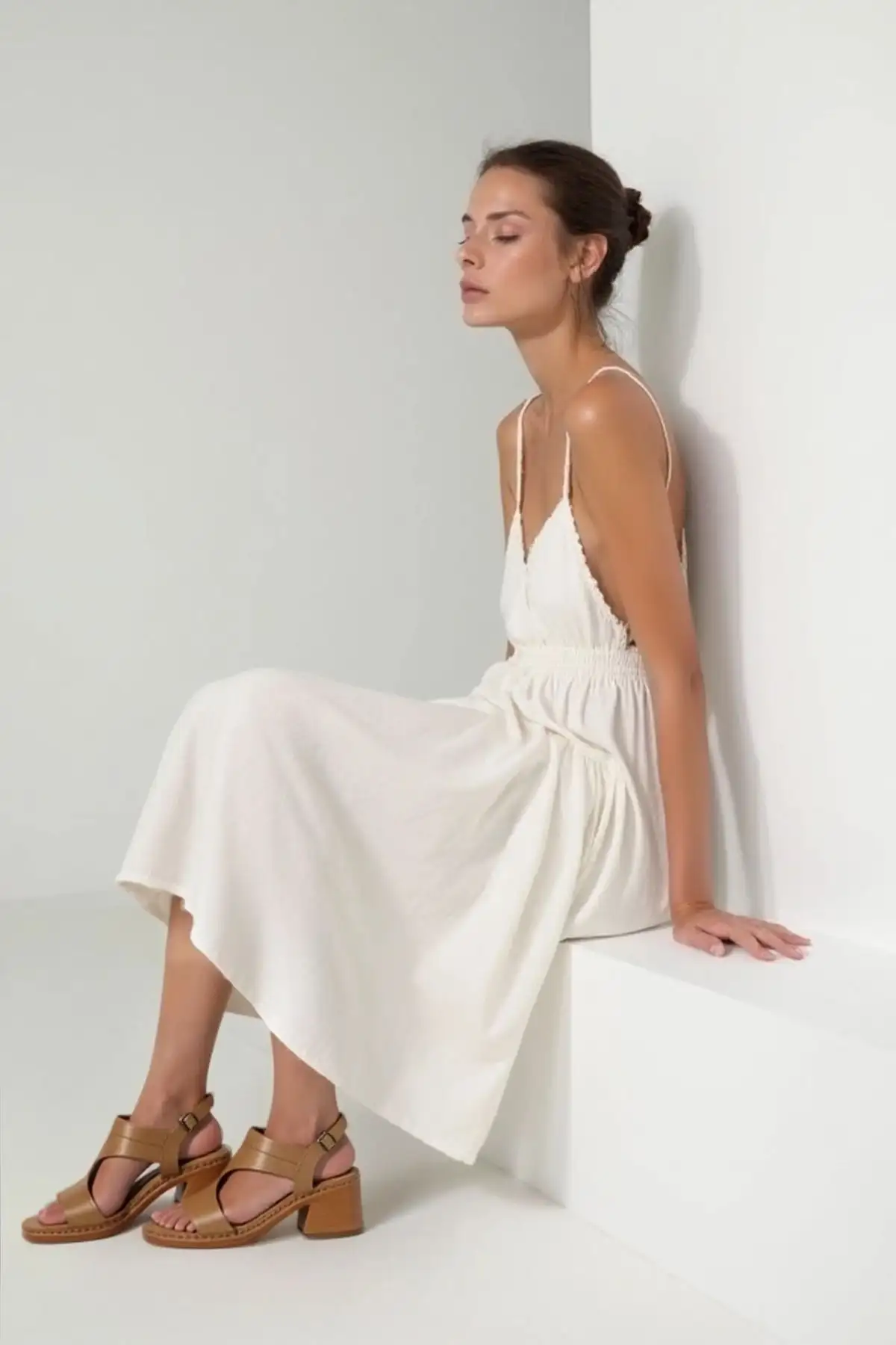 کفش صندل زنانه  چرم پاشنه بلند عریض بند دار  رنگ شتری 25SFD341018 - 4677 کفش صندل زنانه چرم پاشنه بلند عریض بند دار رنگ شتری 25SFD341018 - 4677