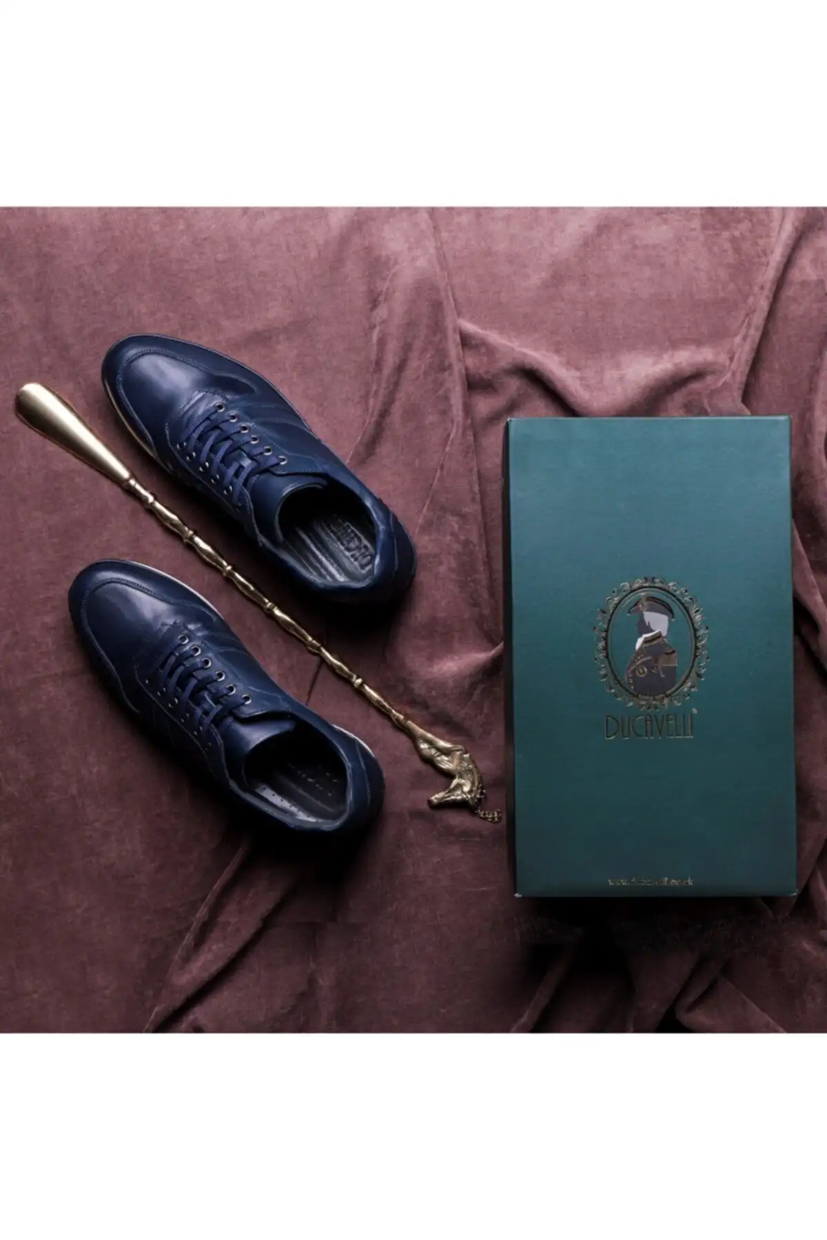 سایز بزرگ مردانه 1. کفش روزمره مردانه چوبی نوک تیز از چرم طبیعی
2. کفش تابستانی از چرم طبیعی
3. کفش سوراخدار آبی تیره - 3520 سایز بزرگ مردانه 1. کفش روزمره مردانه چوبی نوک تیز از چرم طبیعی 2. کفش تابستانی از چرم طبیعی 3. کفش سوراخدار آبی تیره - 3520