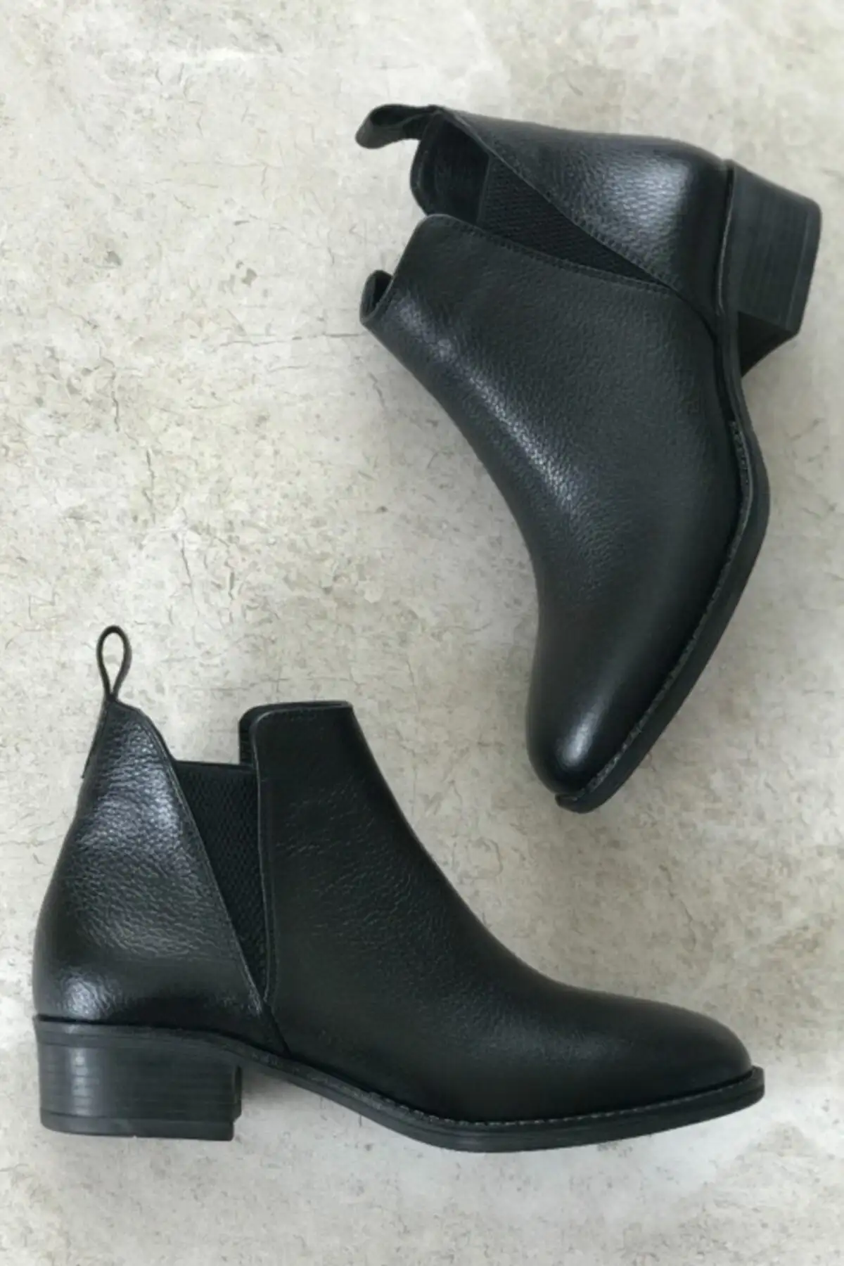 بوت و نیم بوت زنانه ی چستنی  از چرم طبیعی سیاه با کش کناری - 5017 بوت و نیم بوت زنانه ی چستنی از چرم طبیعی سیاه با کش کناری - 5017
