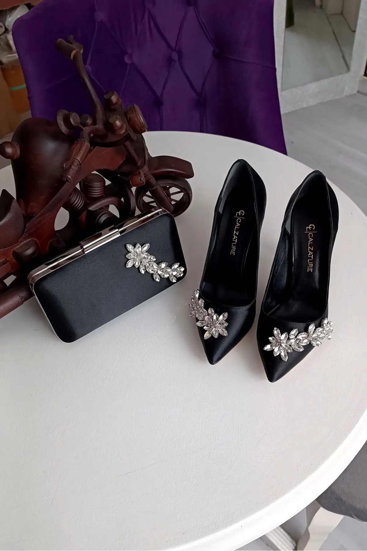 کفش اداری زنانه ست کیف ساتن مشکی با کفش زنانه پاشنه 11 سانتی شومپانی و نقرهدوزی ستارهای - 3561 کفش اداری زنانه ست کیف ساتن مشکی با کفش زنانه پاشنه 11 سانتی شومپانی و نقرهدوزی ستارهای - 3561