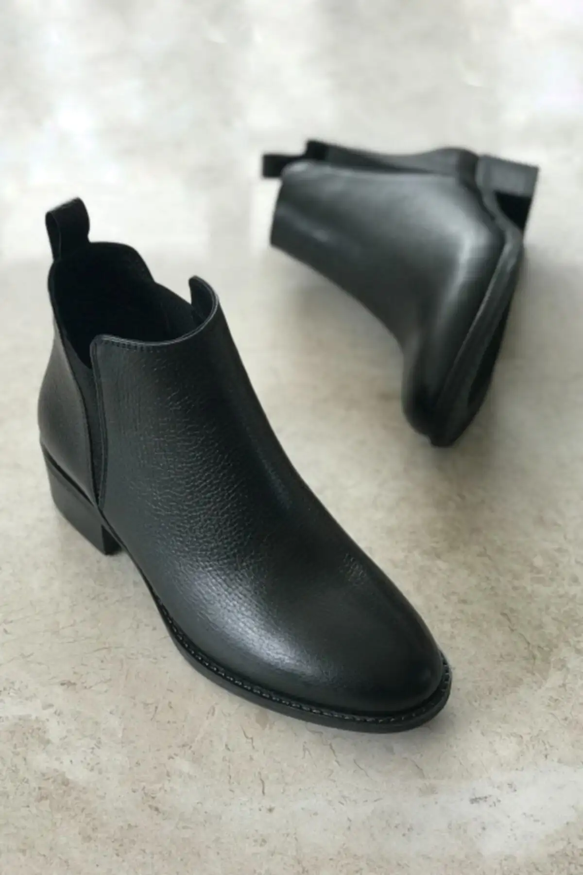 بوت و نیم بوت زنانه ی چستنی  از چرم طبیعی سیاه با کش کناری - 5017 بوت و نیم بوت زنانه ی چستنی از چرم طبیعی سیاه با کش کناری - 5017