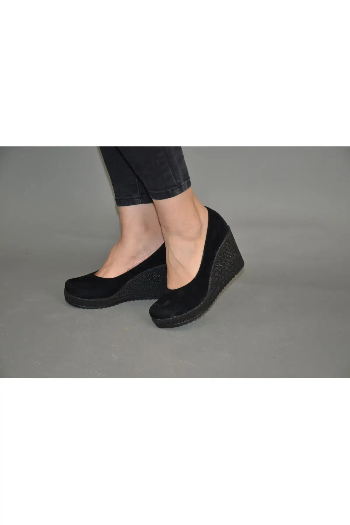 کفش پاشنه‌ بلند زنانه پاشنه مشکی سوئدی با کفی نرم و دکمه‌دار - 4313