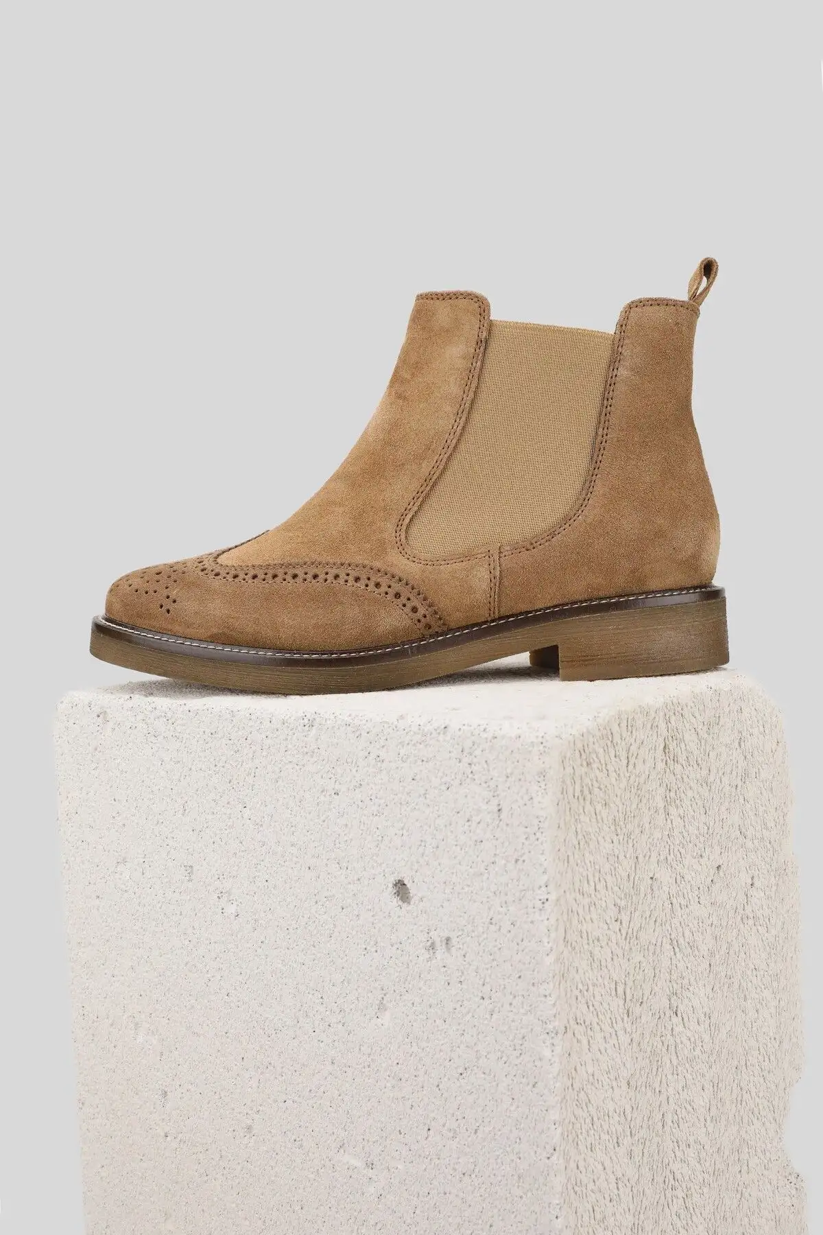 بوت و نیم بوت زنانه کفش چکمهای کتاه پاشنهدار چلسا از چرم طبیعی سئید یزن در سایزهای ۳۶ تا ۴۱ - 5029 بوت و نیم بوت زنانه کفش چکمهای کتاه پاشنهدار چلسا از چرم طبیعی سئید یزن در سایزهای ۳۶ تا ۴۱ - 5029