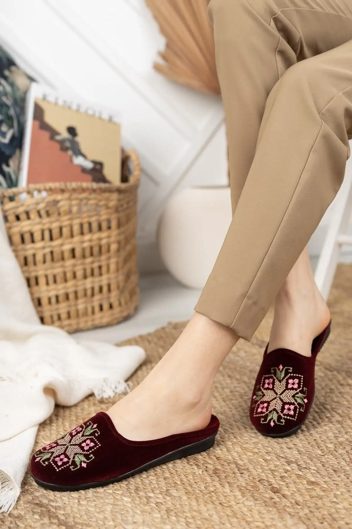 کفش راحتی خانه دمپایی زنانه کناویچه bordo با طراحی زمستانی، نرم و راحت، مخصوص استفاده در  و دارای تزئینات گلدوزی برای جهیزیه. - 3972 کفش راحتی خانه دمپایی زنانه کناویچه bordo با طراحی زمستانی، نرم و راحت، مخصوص استفاده در و دارای تزئینات گلدوزی برای جهیزیه. - 3972