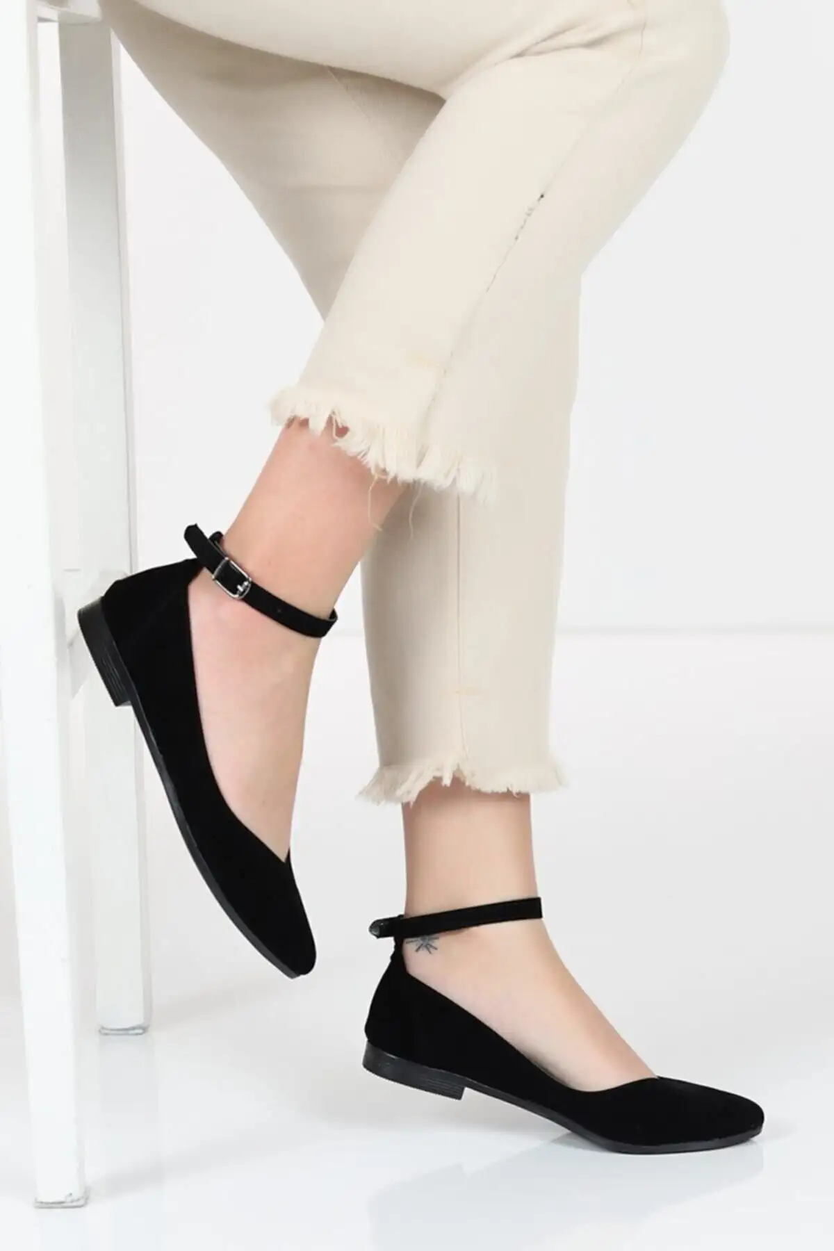 کفش تخت زنانه پاشنه کوتاه مشکی جیر با بند مچ - 5190 کفش تخت زنانه پاشنه کوتاه مشکی جیر با بند مچ - 5190