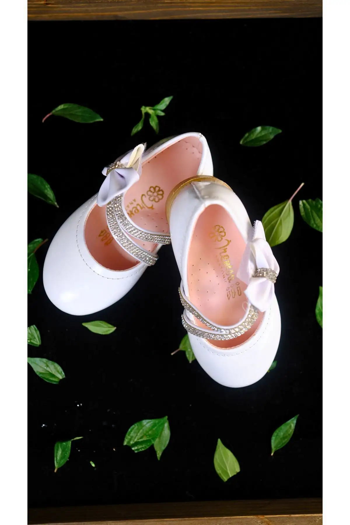 کفش بچگانه بافت  دخترانه با سنگهای سفید و سگک چسبی با نوک فرفری - 4411 کفش بچگانه بافت دخترانه با سنگهای سفید و سگک چسبی با نوک فرفری - 4411
