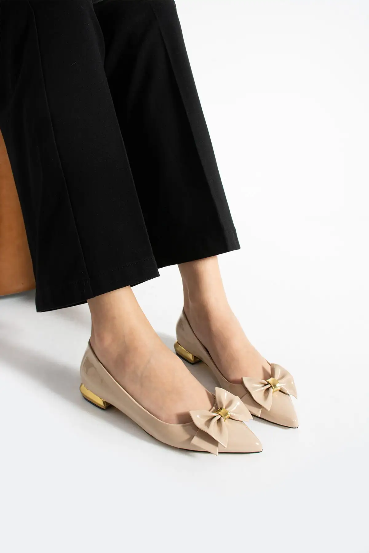 کفش اداری زنانه بابی چرم مصنوعی وگان بی‌ژ – با تزئینات پاپیون طلایی، کفی ارتوپدی مناسب برای استفاده روزمره و شیک کاری - 4244