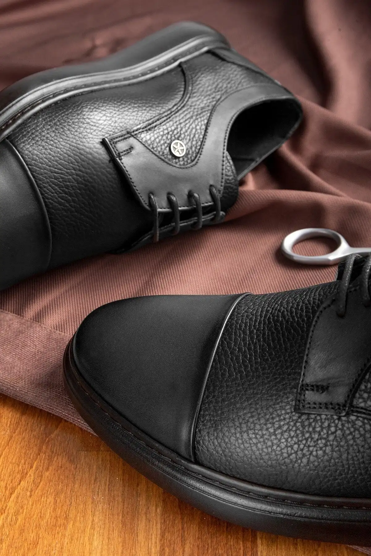 کفش روزمره مردانه 1.   کلاسیک  از چرم طبیعی استرن
2.  کلاسیک چرم طبیعی
3.  کلاسیک دربی - 4775 کفش روزمره مردانه 1. کلاسیک از چرم طبیعی استرن 2. کلاسیک چرم طبیعی 3. کلاسیک دربی - 4775