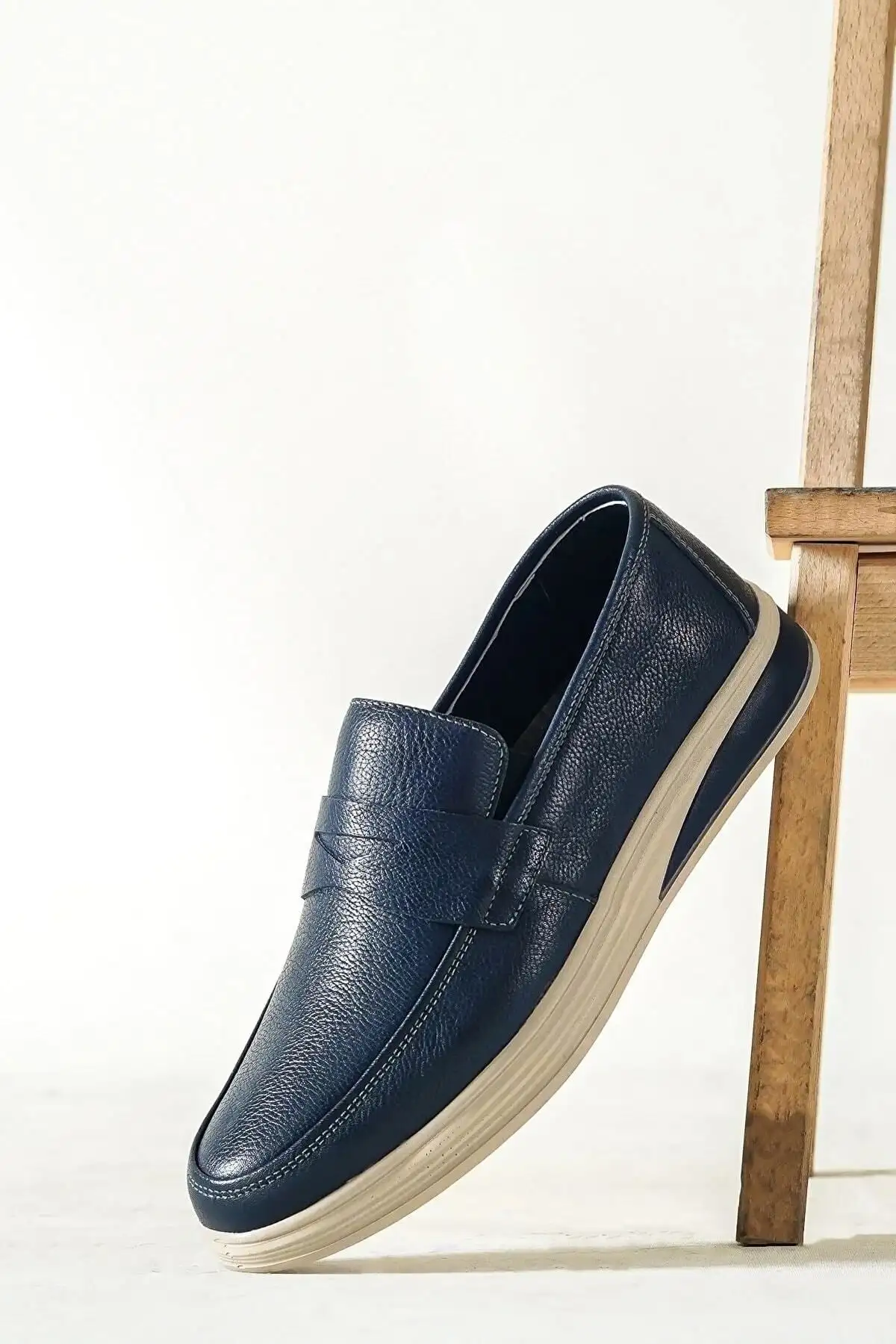 کفش روزمره مردانه  کج  چرمی آبی تیره اصل MRD7-0710 - 4659 کفش روزمره مردانه کج چرمی آبی تیره اصل MRD7-0710 - 4659