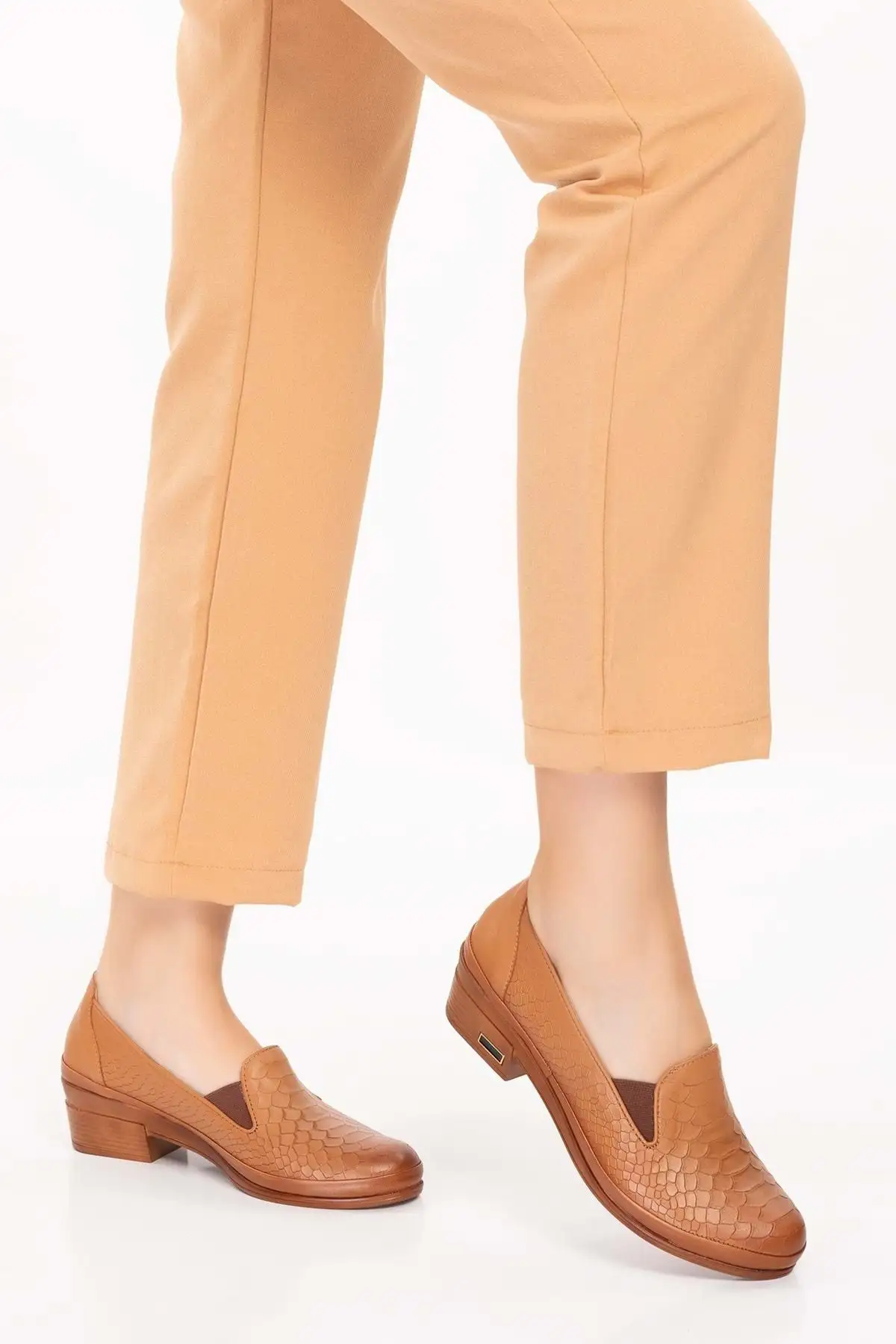 کفش پاشنه‌ بلند زنانه پاشنه کوتاه طبیعیکده چرم با جزئیات لاستیکی msa.65 - قهوه‌ای - سایز 41 - 4325