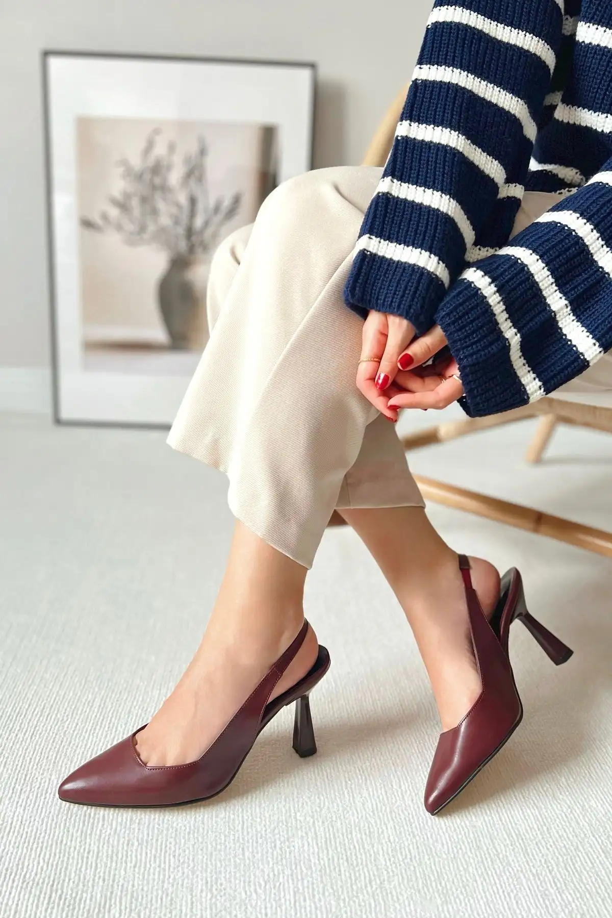 کفش اداری زنانه پاشنه‌دار مدل استیلتو با طراح شیک و پاشنه‌ بلند، پشت باز و نوک تیز، رنگ قرمز گیلاسی، برند اسپارک مات دیری. - 5091