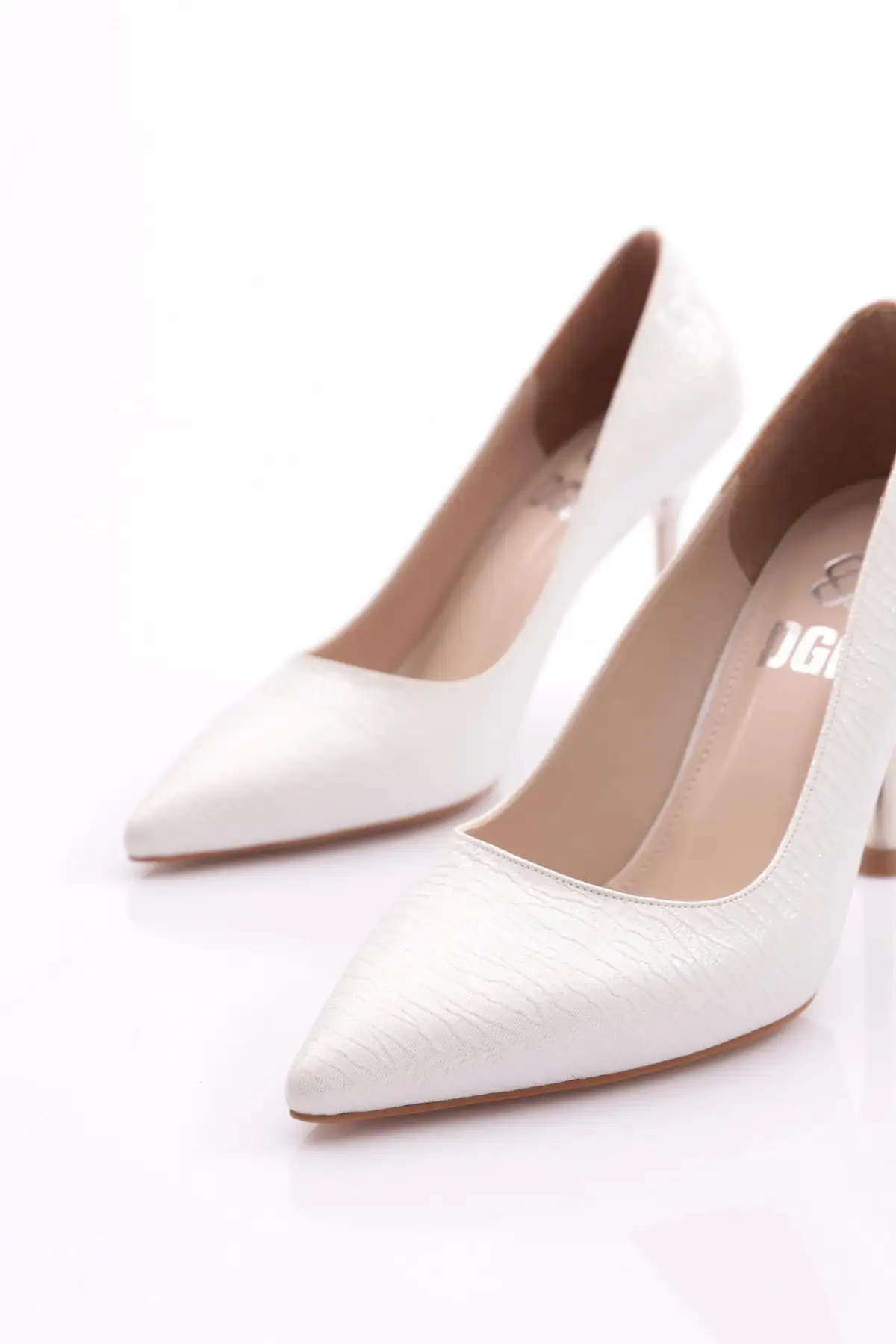 کفش پاشنه‌ بلند زنانه کفش پاشنه‌بلند زنانه با طرح صدفی - 3675