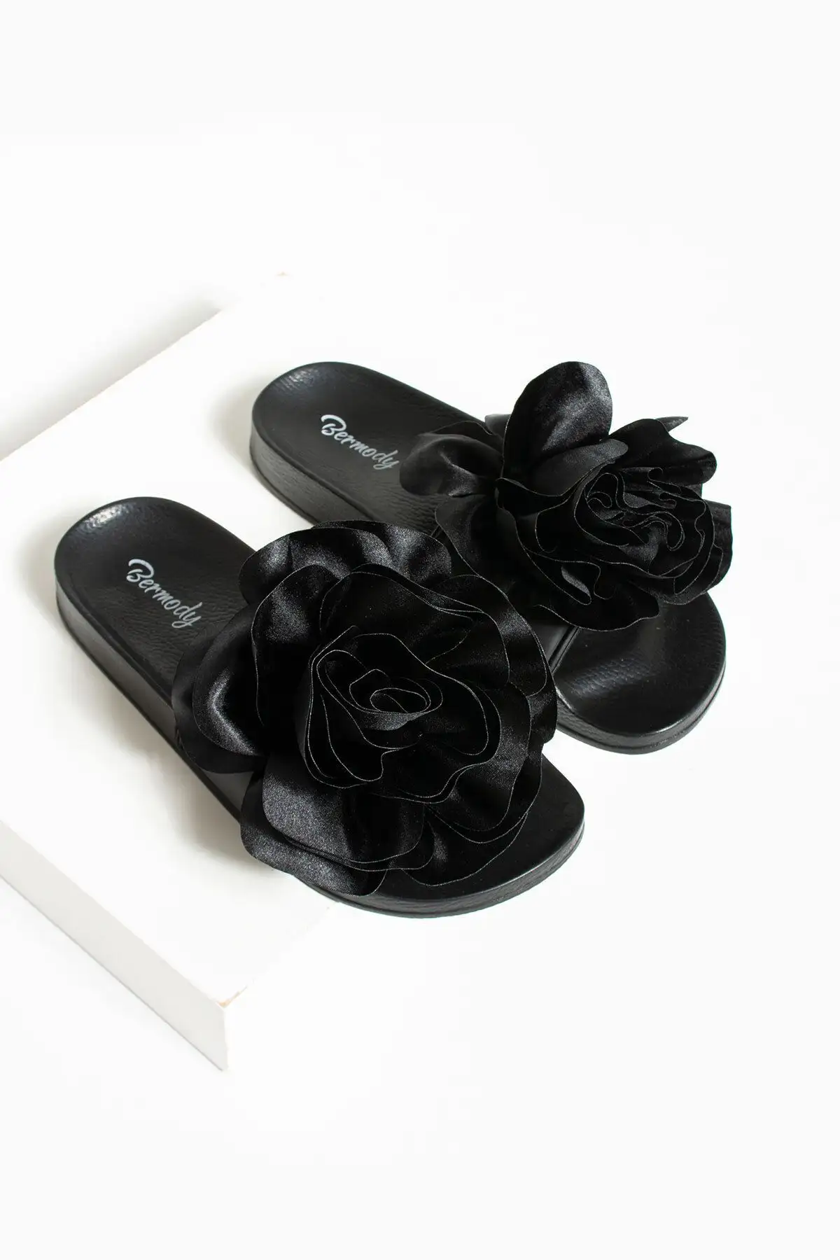 کفش راحتی خانه هلنیا لاکچری زنانه دمپایی راحت و شیک با زیره ضد لغزش و طرح گل سیاه - 5256 کفش راحتی خانه هلنیا لاکچری زنانه دمپایی راحت و شیک با زیره ضد لغزش و طرح گل سیاه - 5256