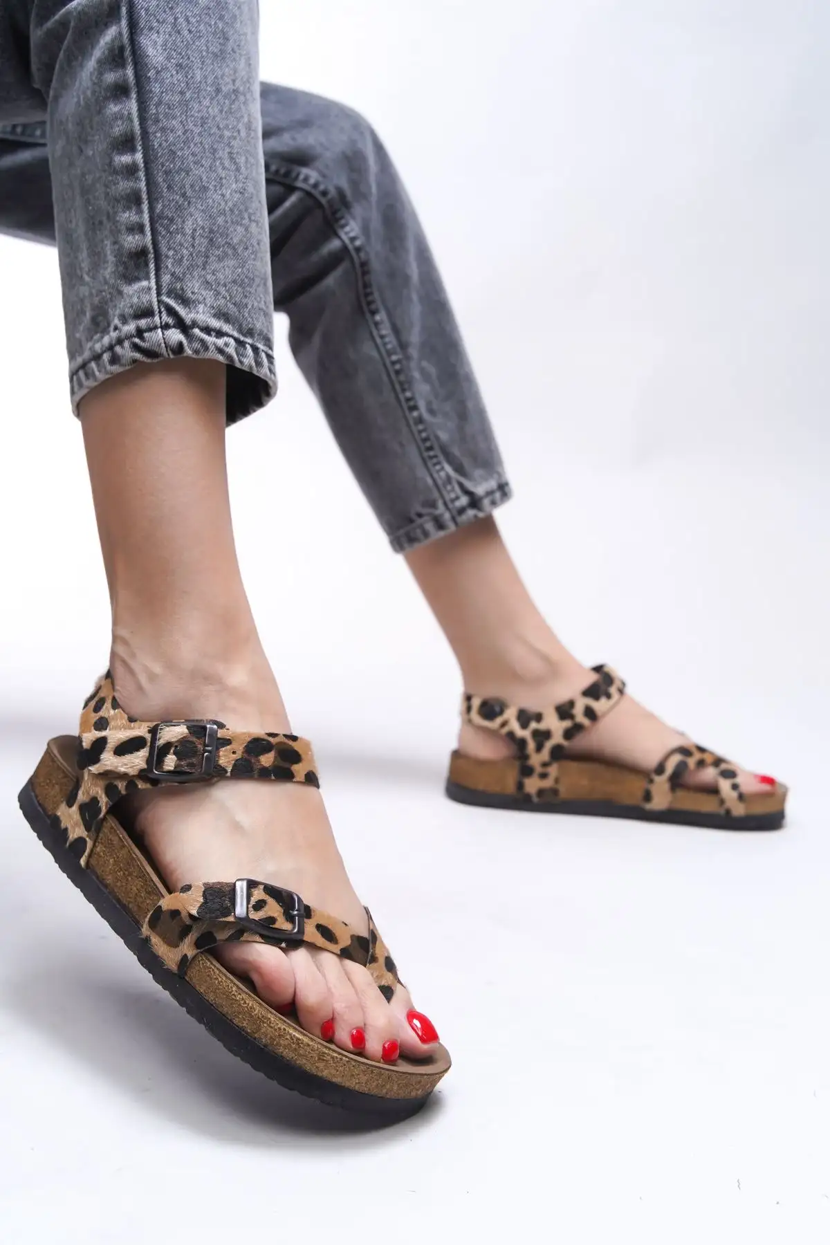 کفش صندل زنانه سندل  کلارمیت با طراحی لژدار و الگوی پلنگی مدل ۰۰۱۲۵۰۳ - 4685 کفش صندل زنانه سندل کلارمیت با طراحی لژدار و الگوی پلنگی مدل ۰۰۱۲۵۰۳ - 4685